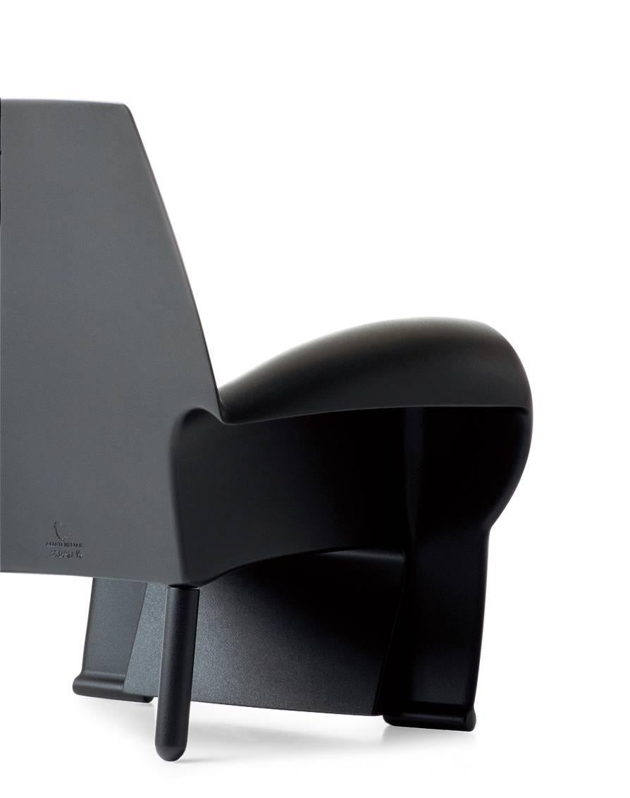 Armchair with completely molded structure in rigid structural polyurethane, painted with polyurethane enamel in matt black (n) or metallic silver (am). Cushion in expanded polyurethane and dacron. Cover, removable, in fabric, technical fabric,