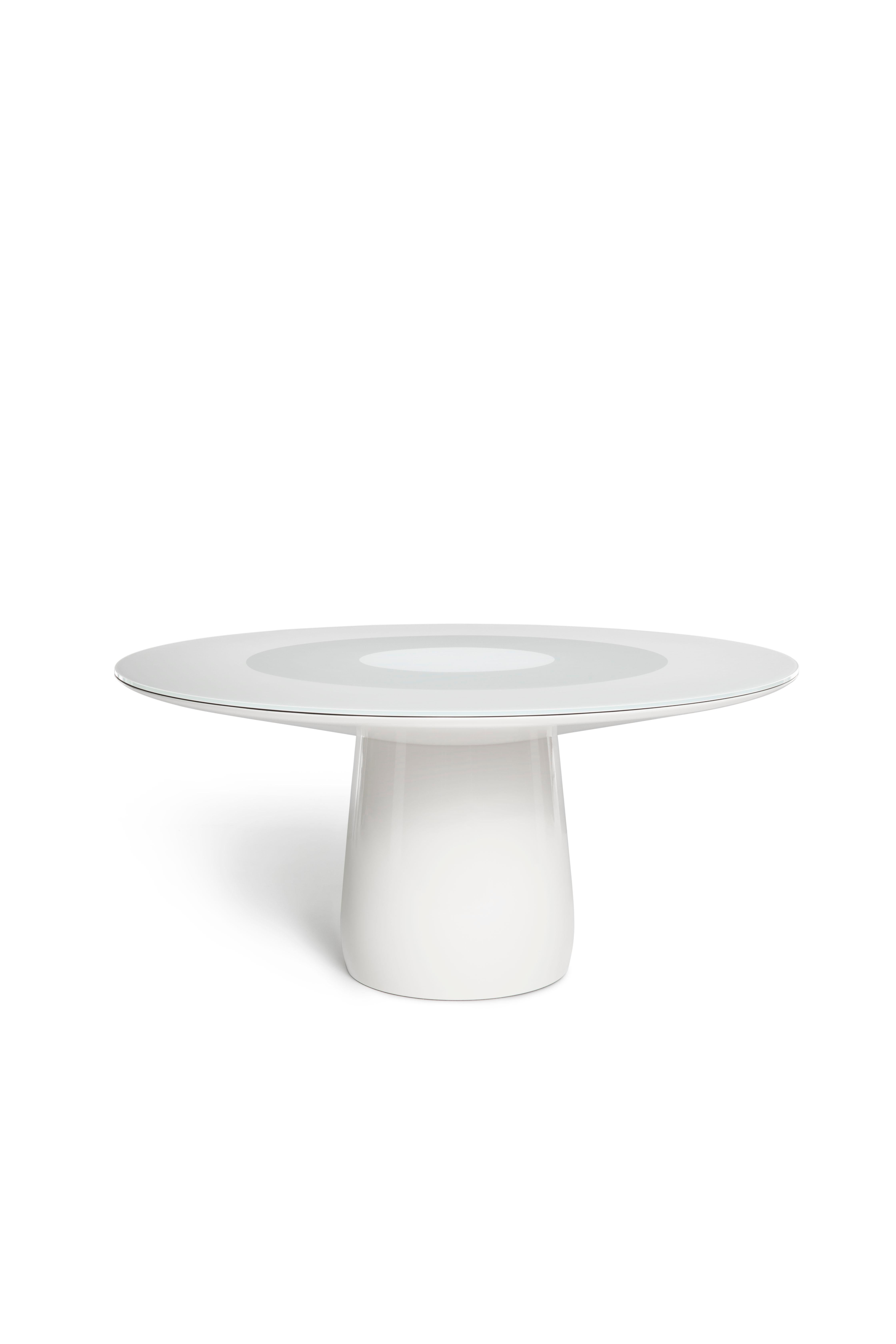 Der Roundel-Tisch zelebriert kreisförmige Formen auf verschiedene Weise, unter anderem durch die Form der Platte und die drei verschiedenen Scheiben, in die er unterteilt ist. Mit seinen hochgradig skulpturalen Qualitäten wirkt Roundel fast wie ein