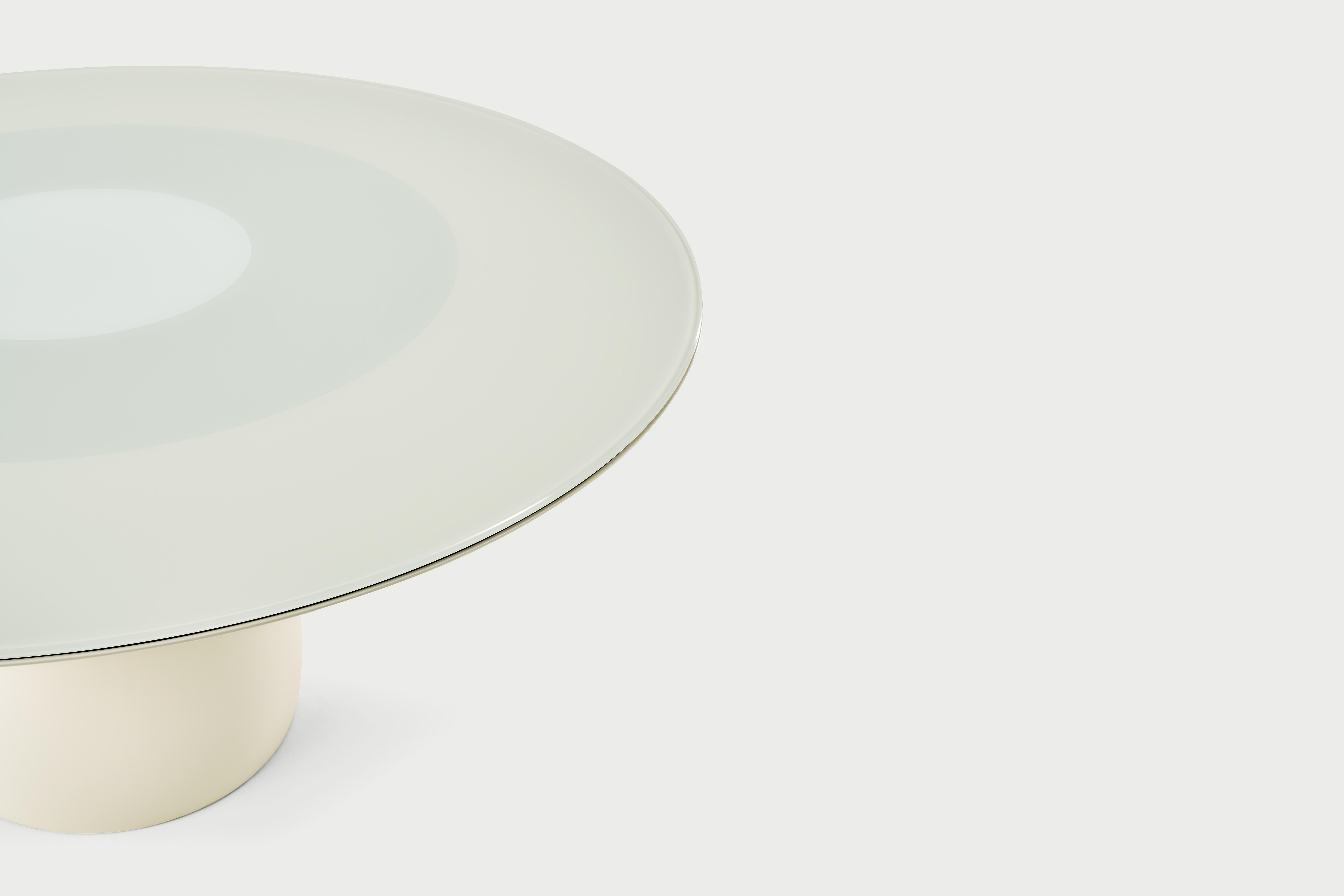 Mesa redonda Baleri Italia, tapa lacada y cristal, Claesson Koivisto Rune Siglo XXI y contemporáneo en venta