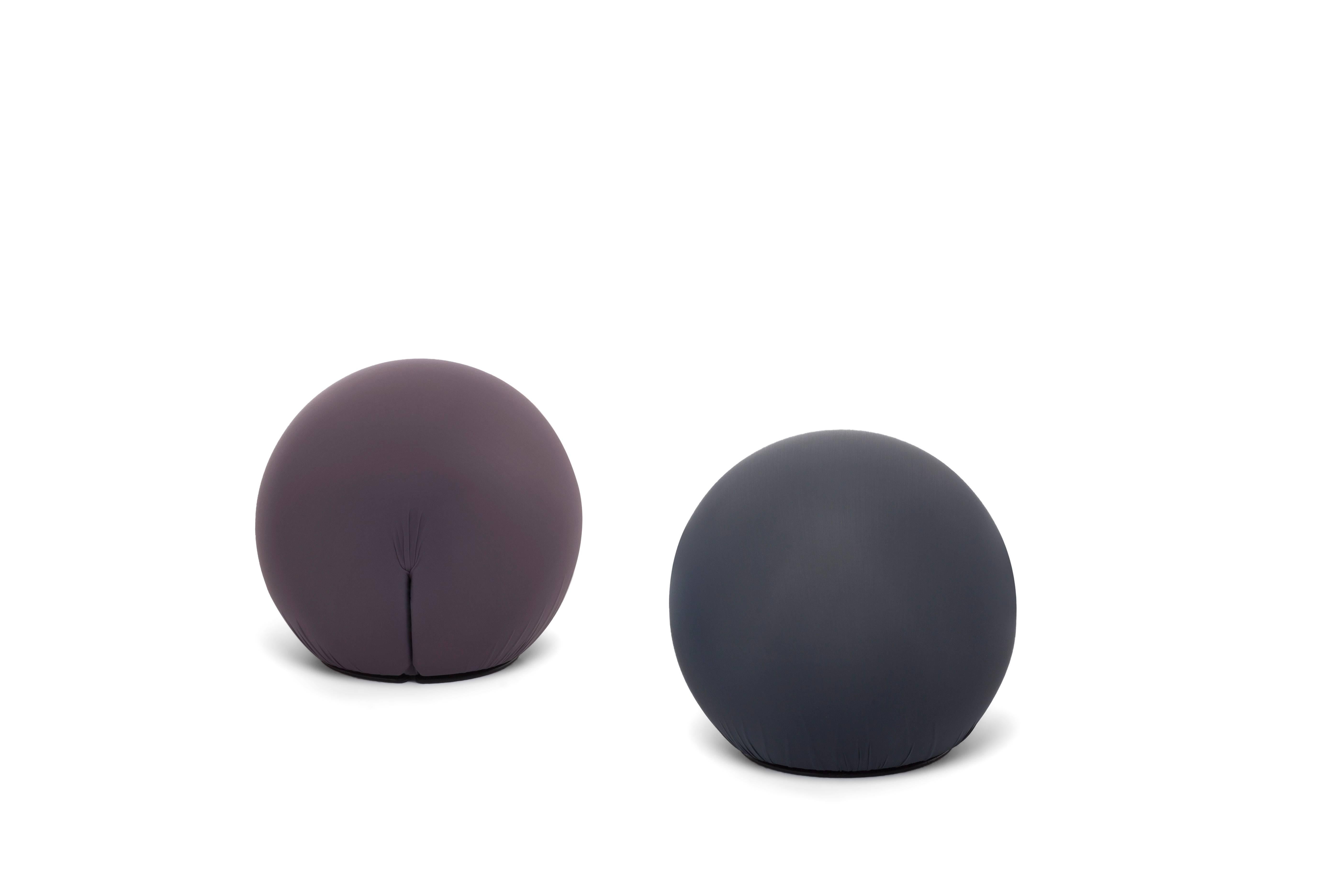 Flexible seat and footrest in spherical shape made of polyurethane with internal rigid structure. Polyurethane cold-processed without CDC. Two lateral slits keep the removable cover in bi-elastic fabric.

 