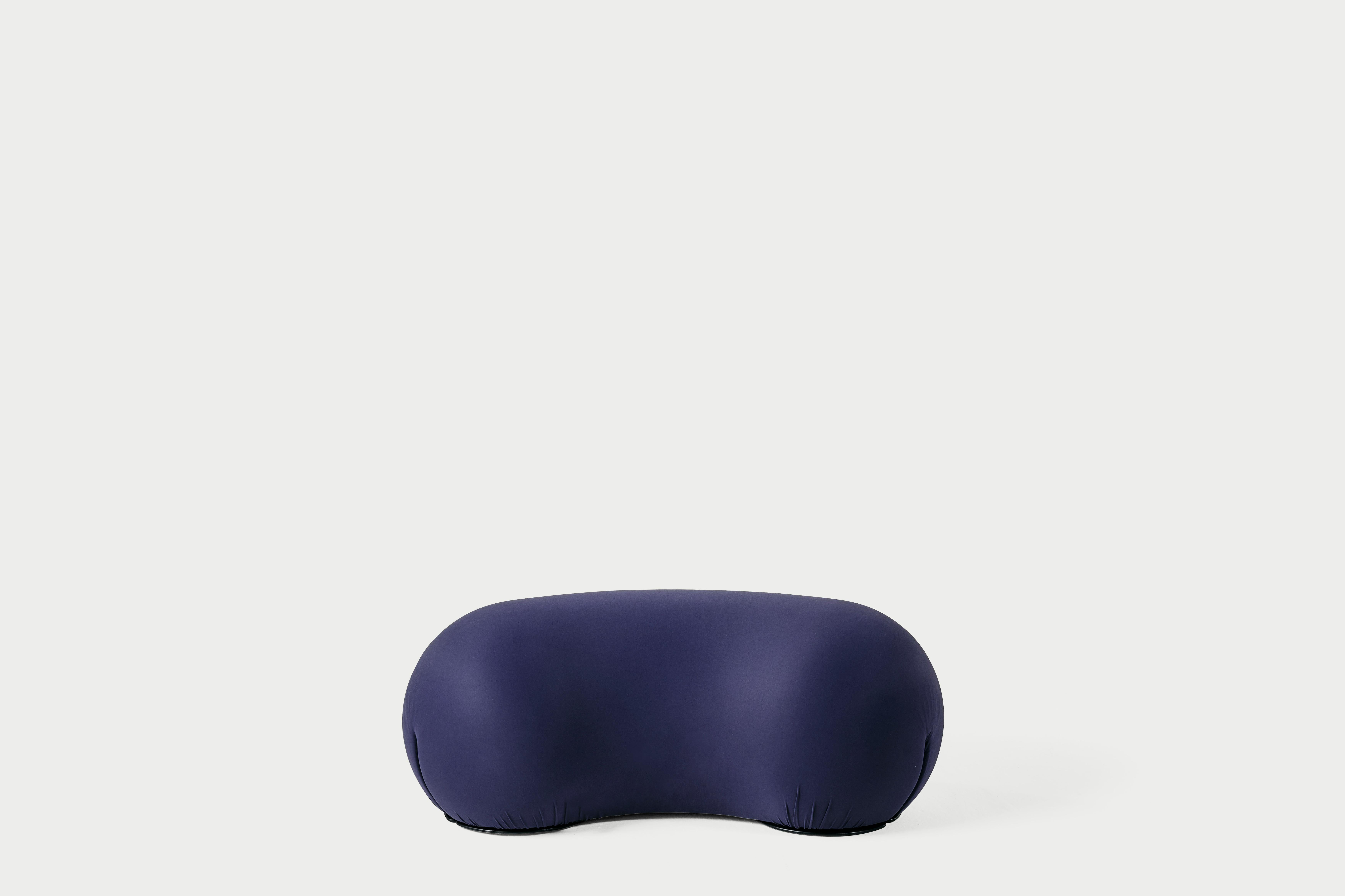 Cette famille d'objets minimalistes, dont l'ancêtre est Tato, met l'accent sur tout ce qui est fortement visuel et chromatique, sans bien sûr négliger le fonctionnel. C'est dans une maison informelle qu'ils donnent le meilleur d'eux-mêmes. Vous les