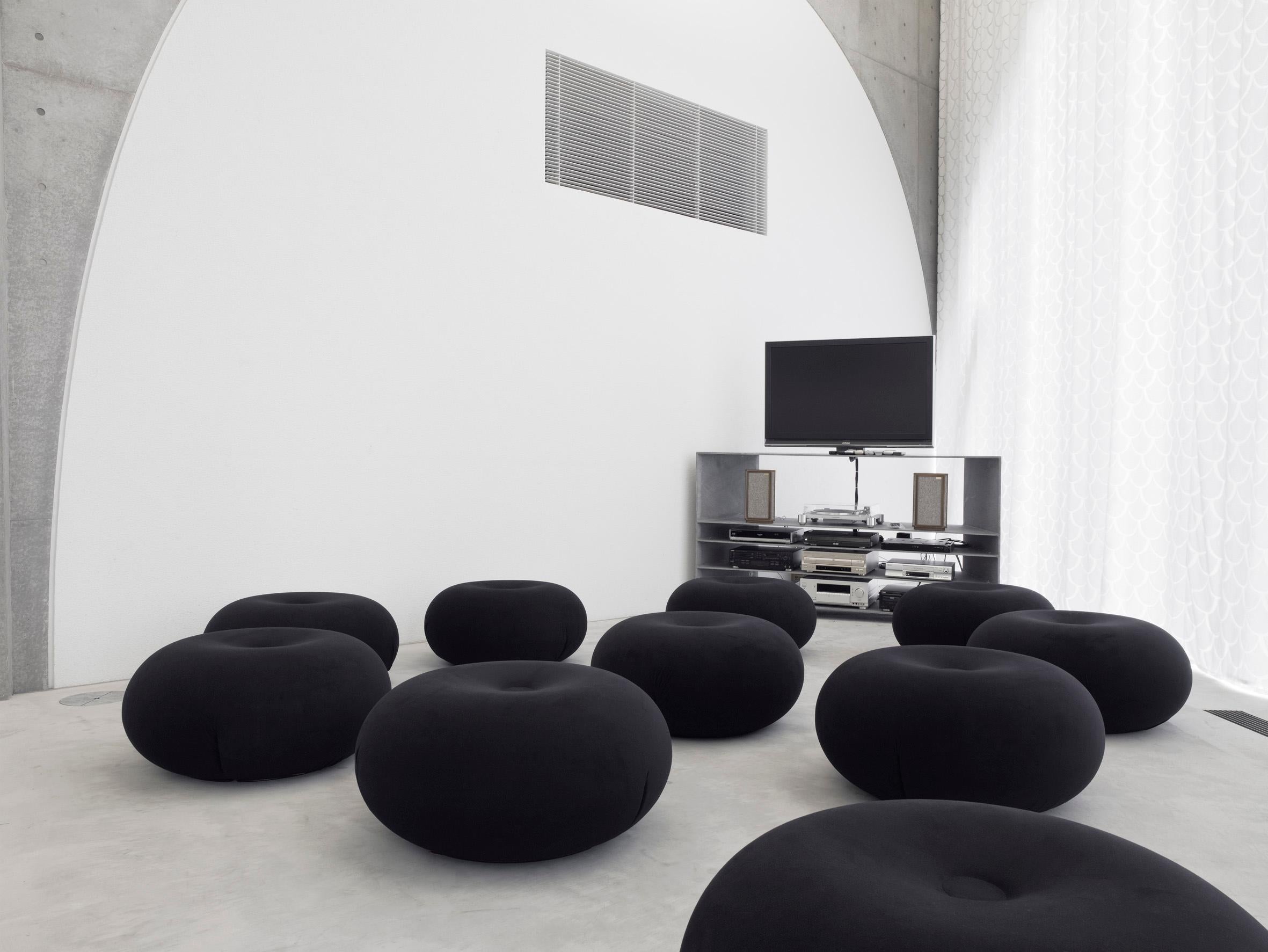 Flexible round-shaped seating in polyurethane with an internal rigid structure. Polyurethane cold-processed without CDC. Two lateral slits keep the removable cover in bi-elastic fabric.

 