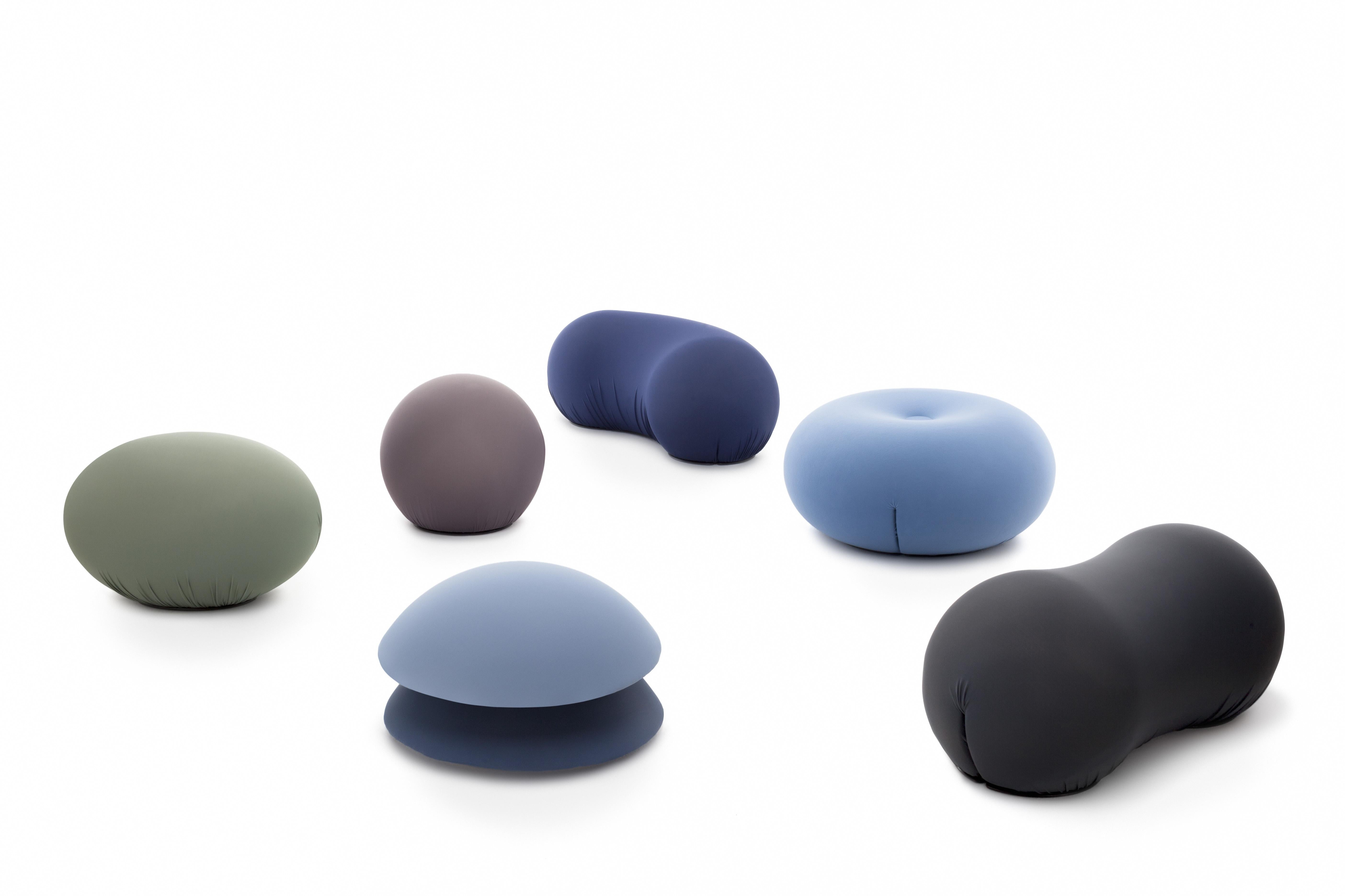 Flexible round-shaped seating in polyurethane with an internal rigid structure. Polyurethane cold-processed without CDC. Two lateral slits keep the removable cover in bi-elastic fabric.