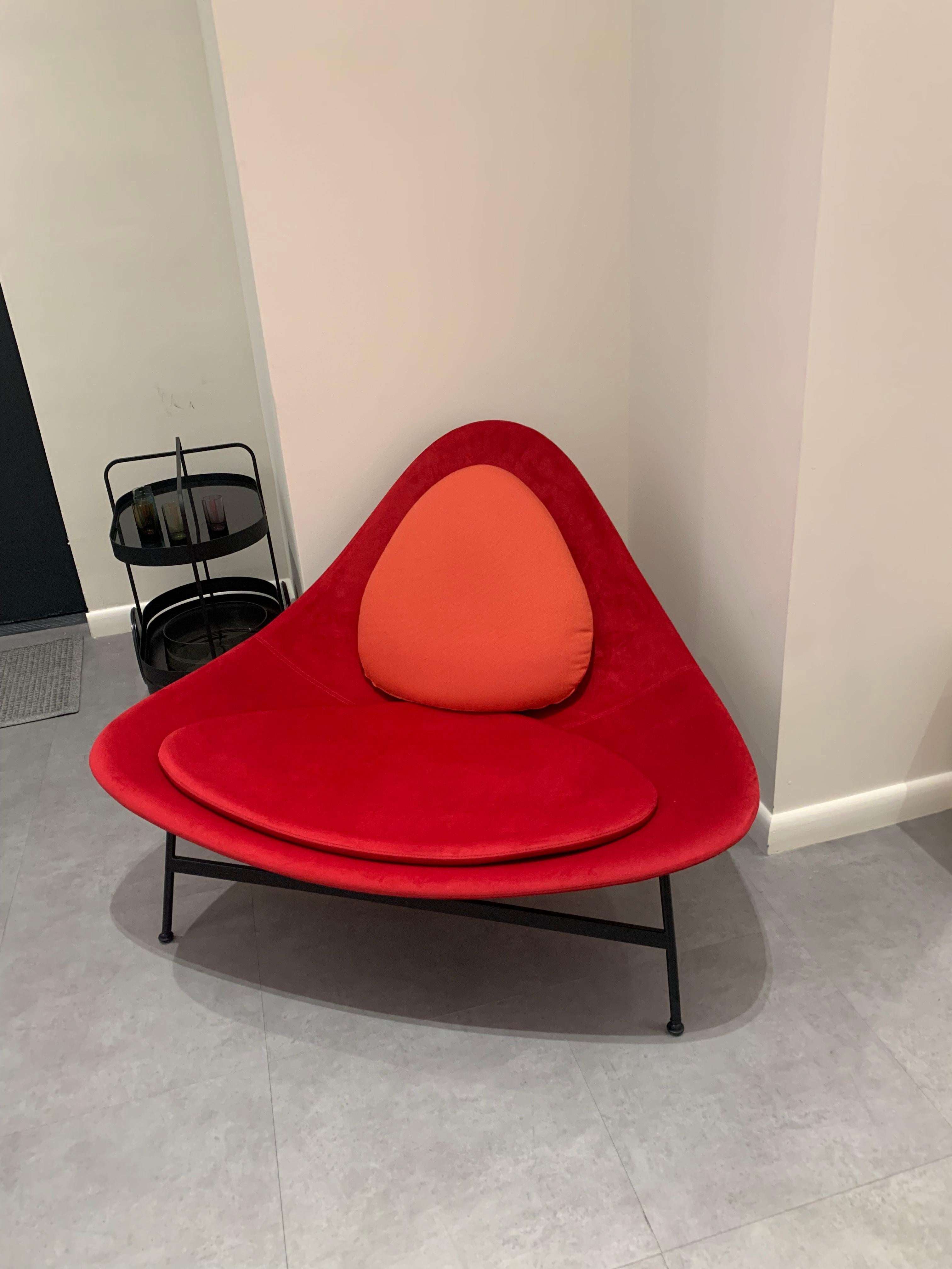 Baleri Bermuda Chair
DIVA 258 FABRIC - red
Width: 123 cm
Depth: 95cm
Height: 86.5cm
Seat height: 35cm
Materiali:
Structure: Steel or solid wood
Shell: CFC-free cold-foamed rigid and flexible polyurethane.
Upholstery: Fabric
A low-slung,