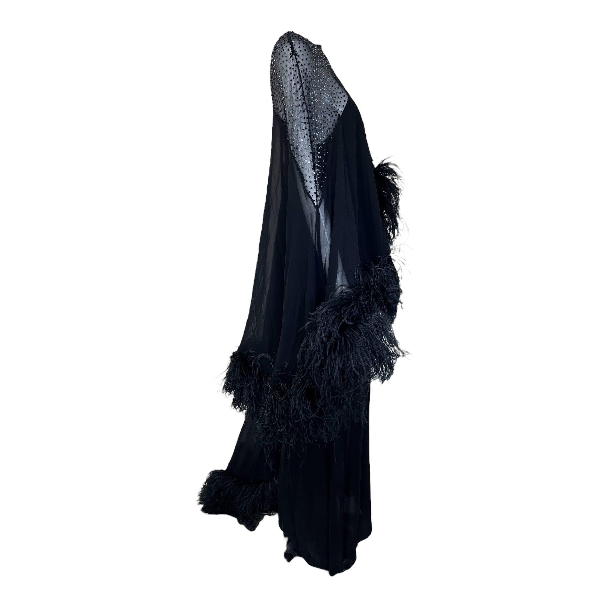 Noir BALESTRA Couture - Robe en mousseline noire avec bordure en autruche et traîne, années 1960 en vente