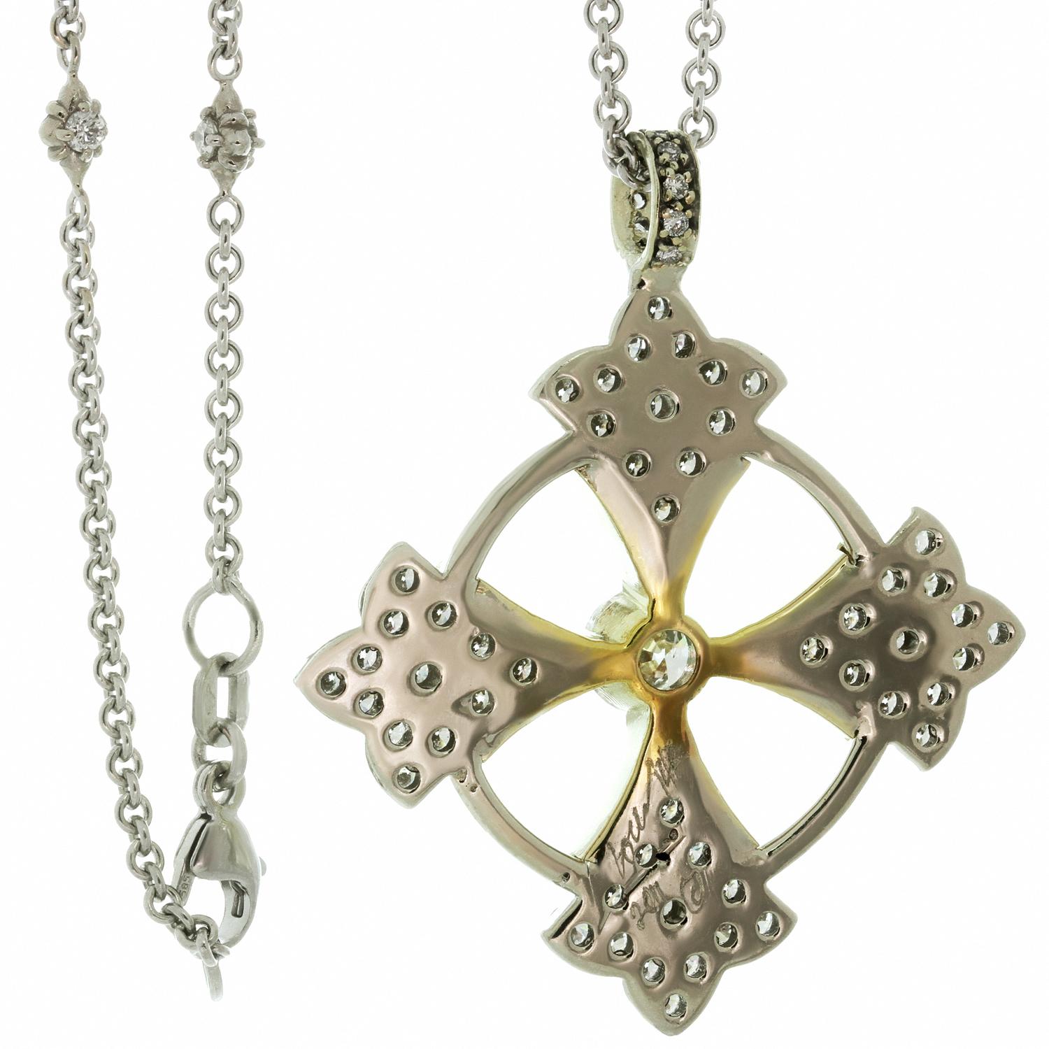 Halskette mit Patonce-Kreuz-Anhänger aus Weiß- und Gelbgold, Diamanten im Angebot 2