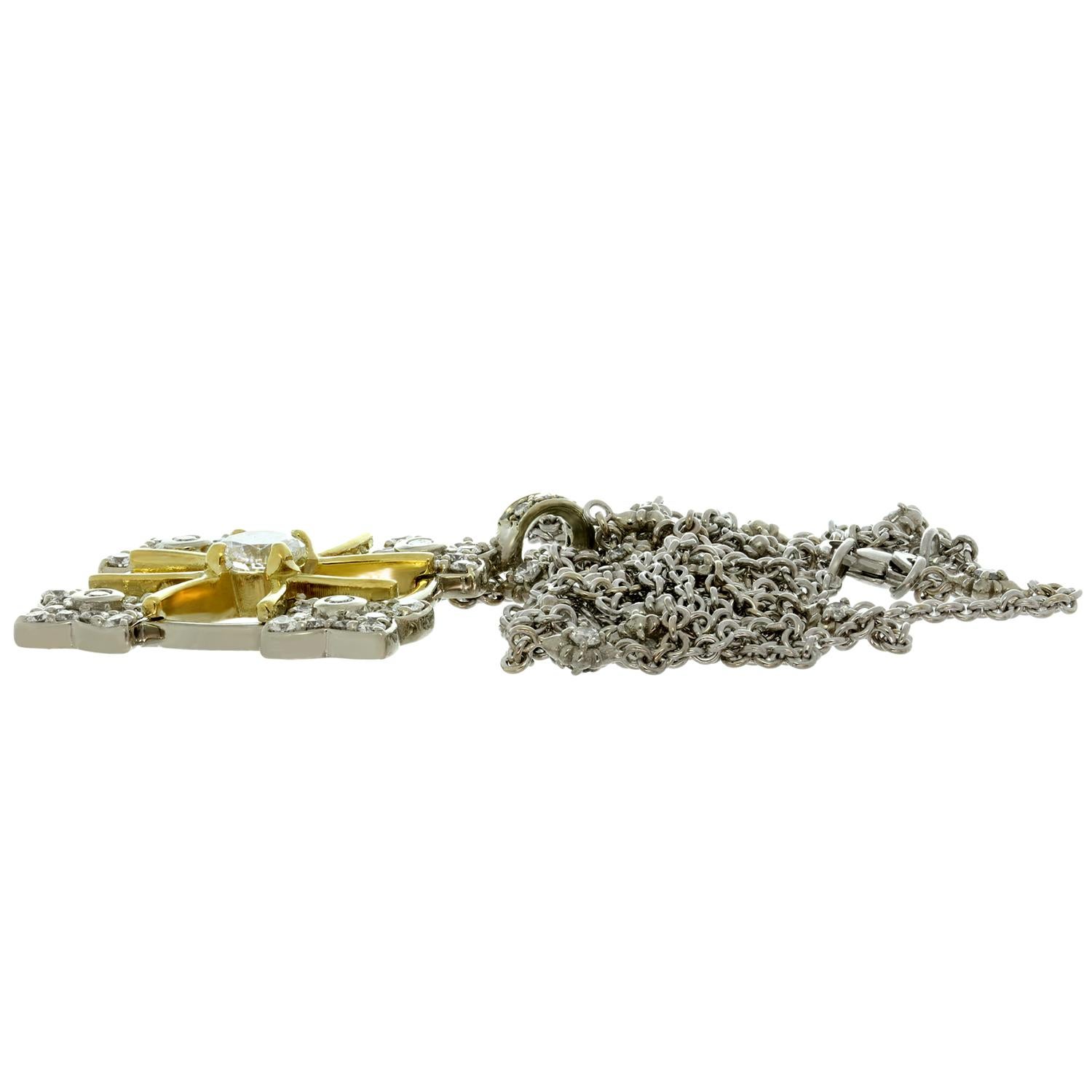 Halskette mit Patonce-Kreuz-Anhänger aus Weiß- und Gelbgold, Diamanten im Angebot 3