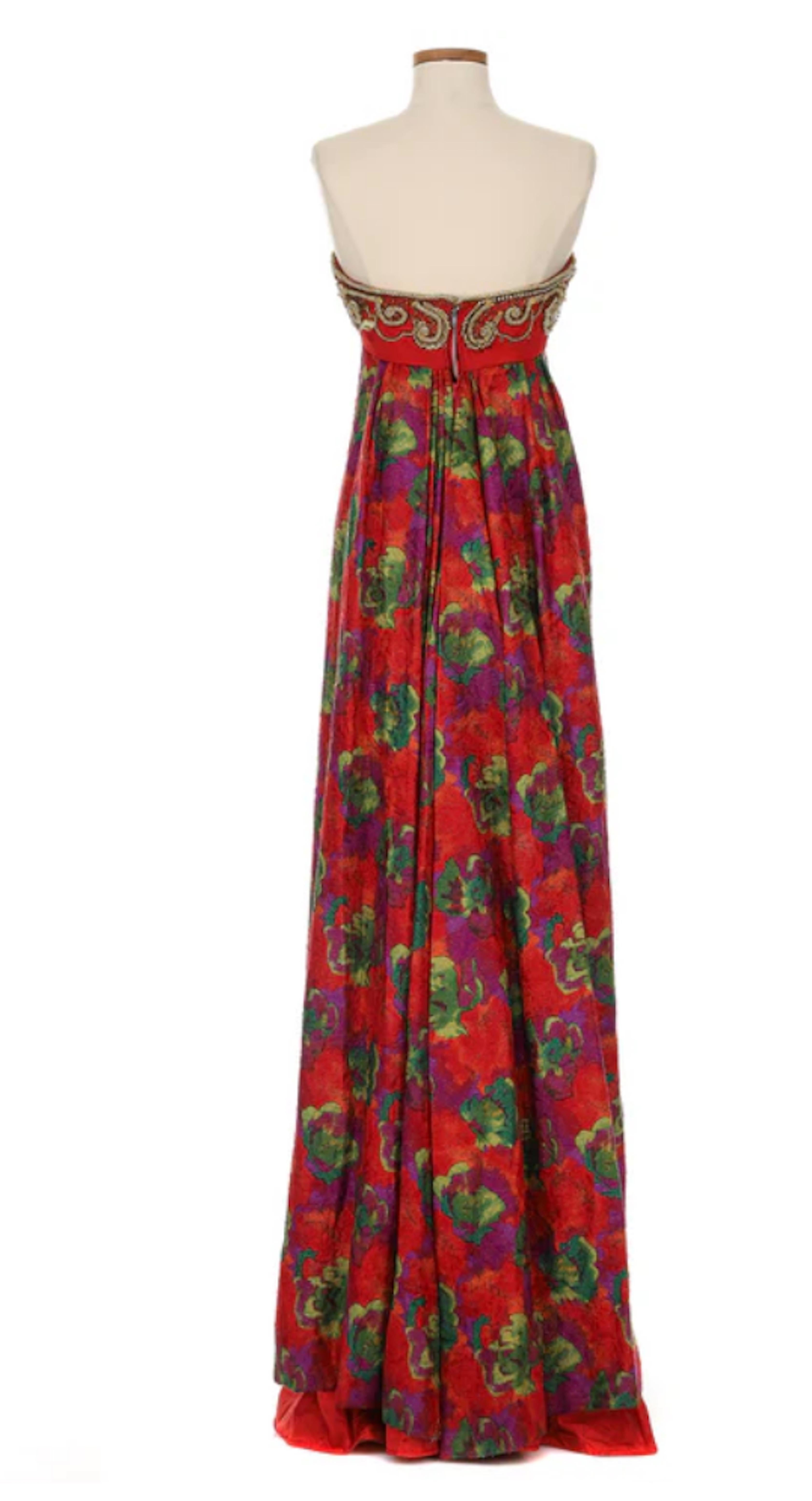 VINTAGE GRACE NY

Bata Balestra Multicolor Sin Tirantes con Detalles Dorados. En un intenso rojo vibrante con detalles florales y cuerpo vaporoso, este vestido da una sensación de realismo y atemporalidad. 

Busto 30 pulg.
Cintura 31 pulg.
Caderas