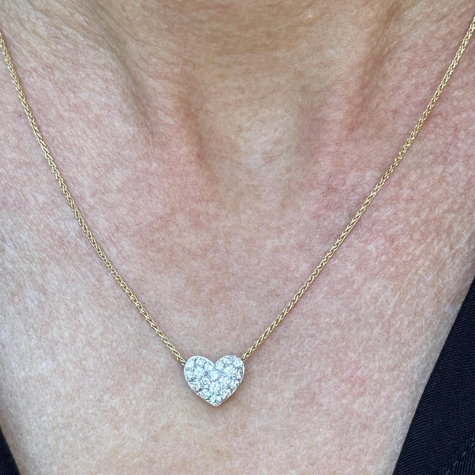 Dieses zeitlose und romantische BALESTRA Herzcollier ist aus 18 Karat Gelbgold gefertigt und verfügt über einen Herzanhänger, der mit 19 runden Diamanten im Brillantschliff von insgesamt ca. 0,60 Karat (Farbe G-H, Reinheit SI) besetzt ist. Das Herz