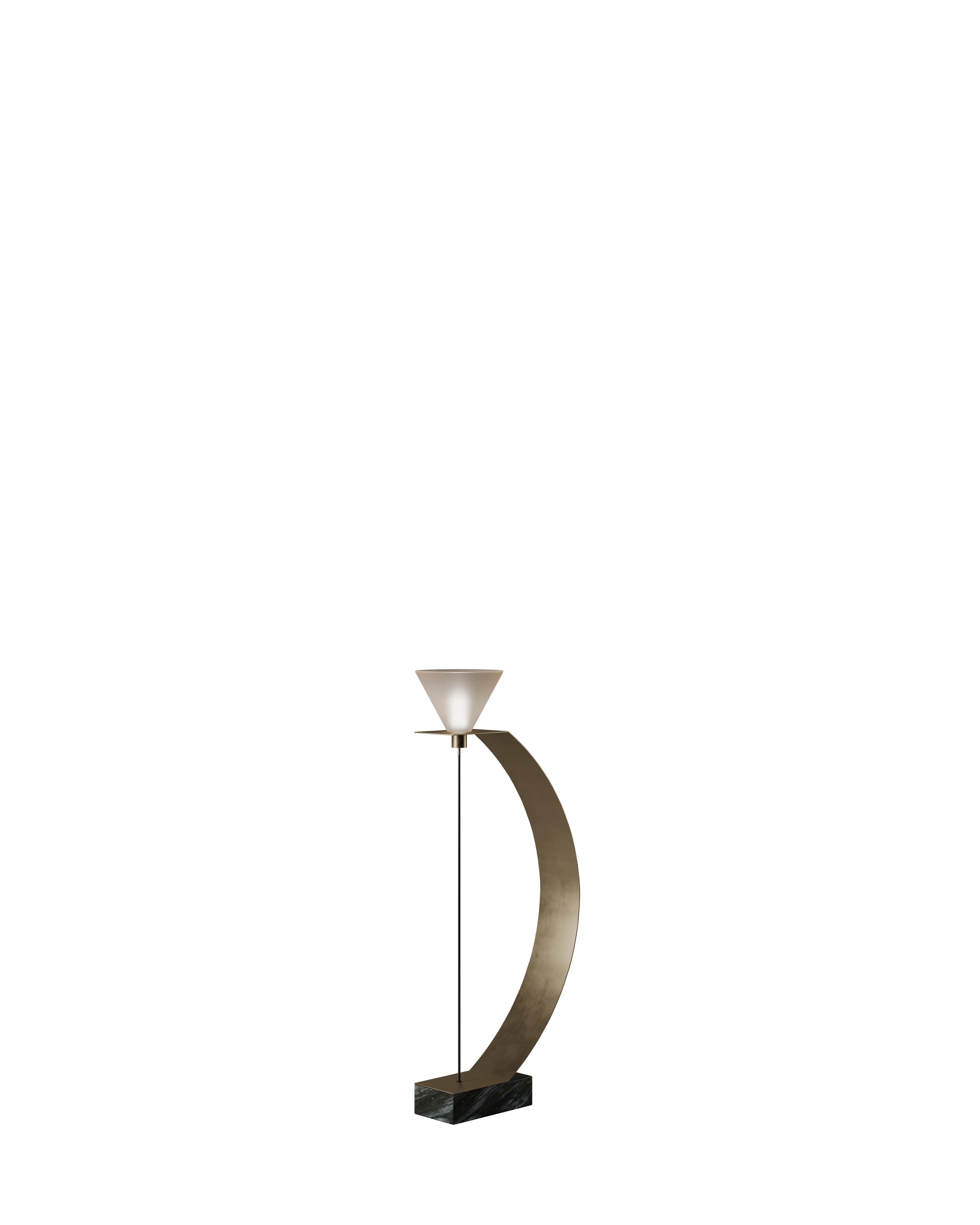 Lampe à poser BALESTRA par G.Luce
Dimensions : L 35 x D 10 x H 65 cm
MATERIAL : Base en marbre et laiton, finition or clair satiné Abat-jour en verre opale, verre satiné ou aluminium.
Poids : 13 kg. 

G.Luce est le résultat de trente ans