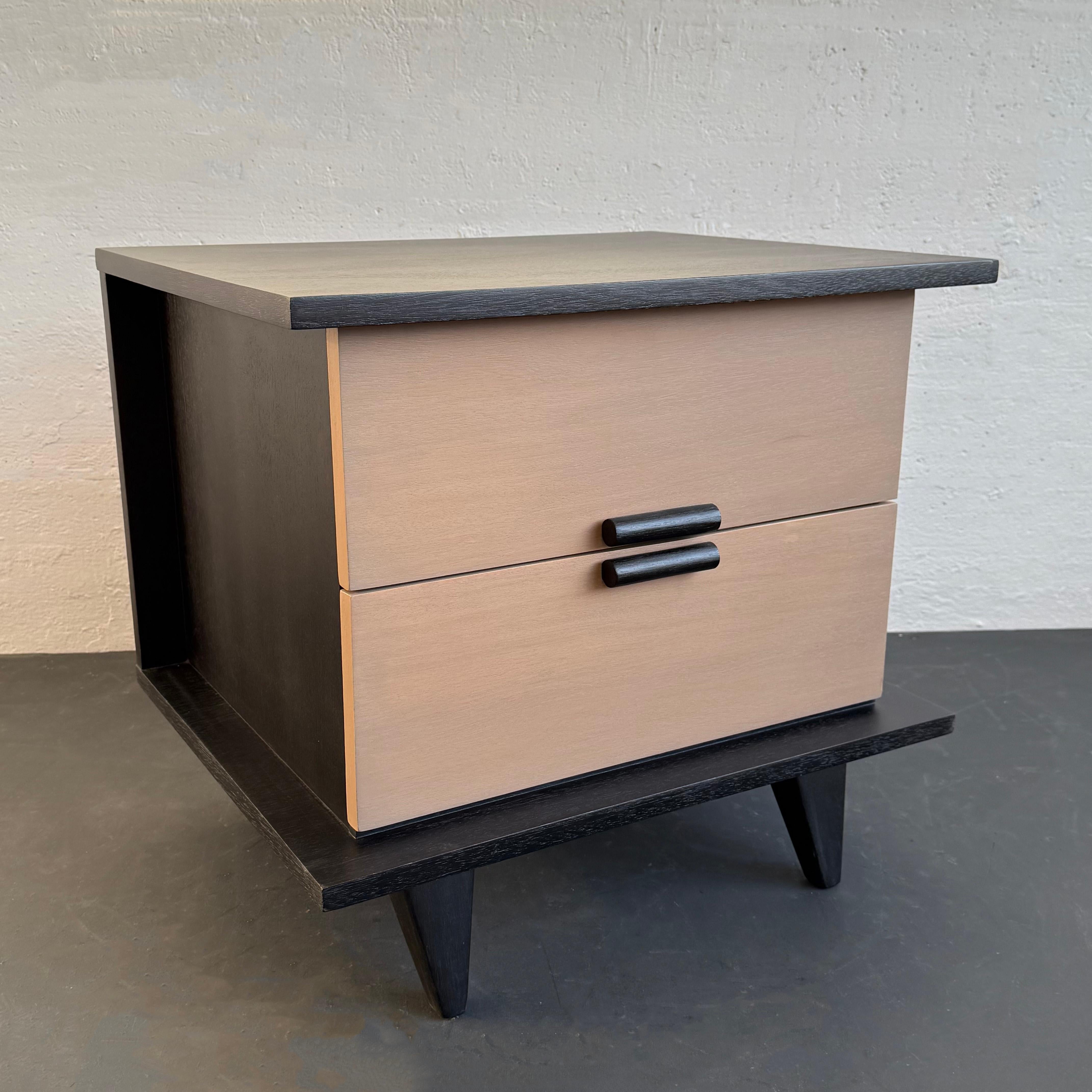 Esta encantadora mesa auxiliar o de noche de caoba de la Modernidad de Mediados de Siglo pertenece a una serie poco común, el grupo Bali-Hi, diseñado por Merton L. Gershun para American of Martinsville. Gershun diseñó muchas series diferentes para