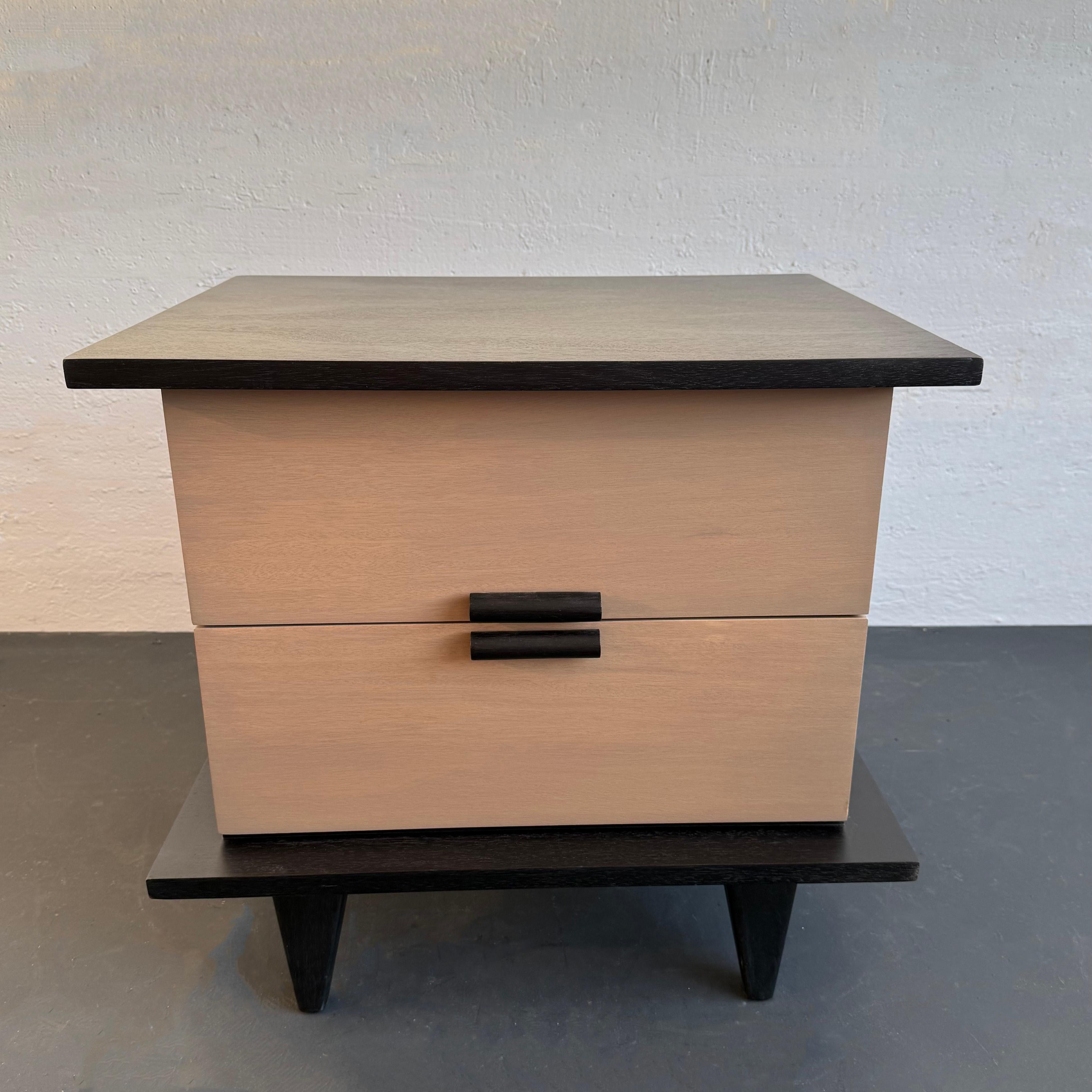 Mesa auxiliar de noche Bali-Hi Por Merton Gershun Para American of Martinsville Estadounidense en venta