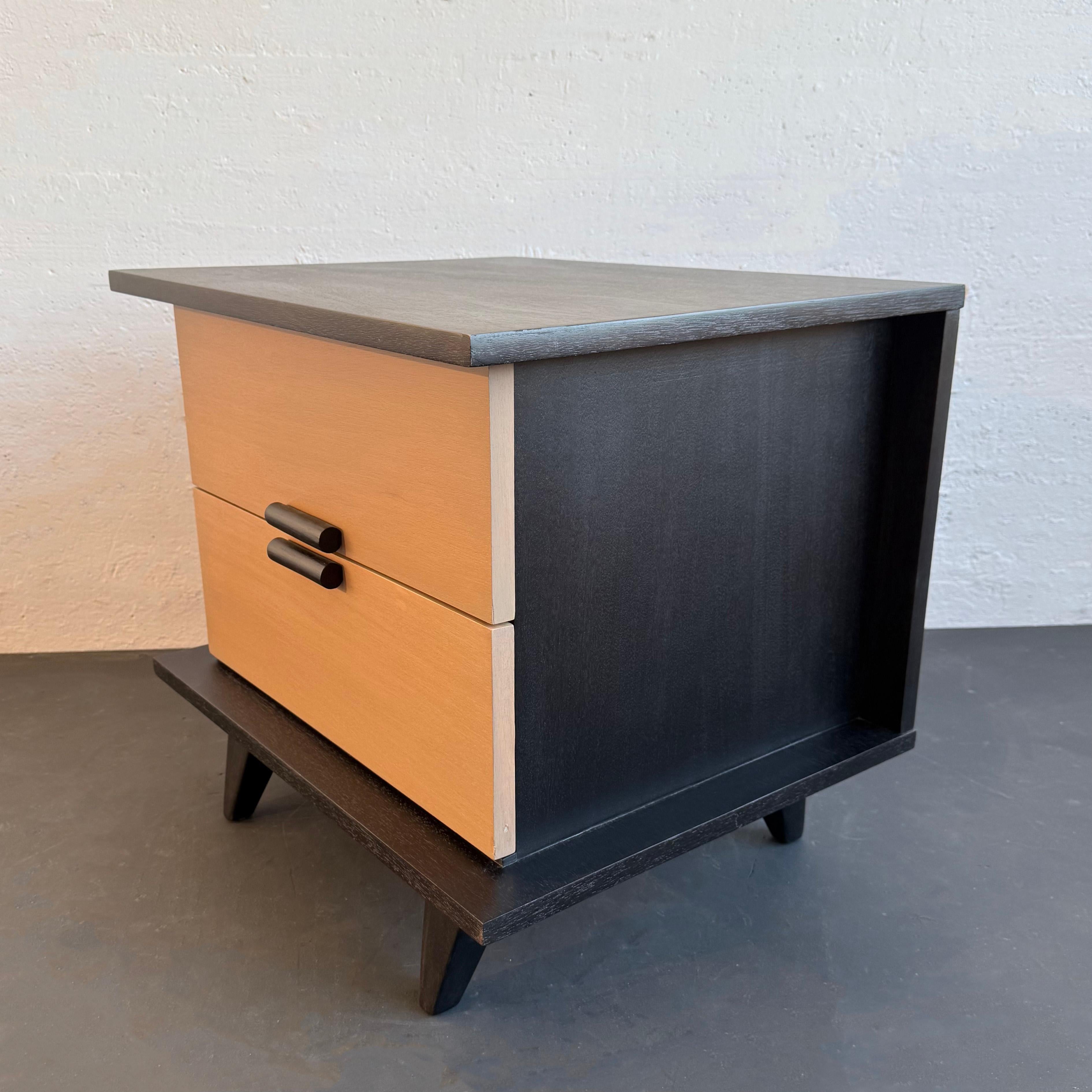 Mesa auxiliar de noche Bali-Hi Por Merton Gershun Para American of Martinsville Caoba en venta