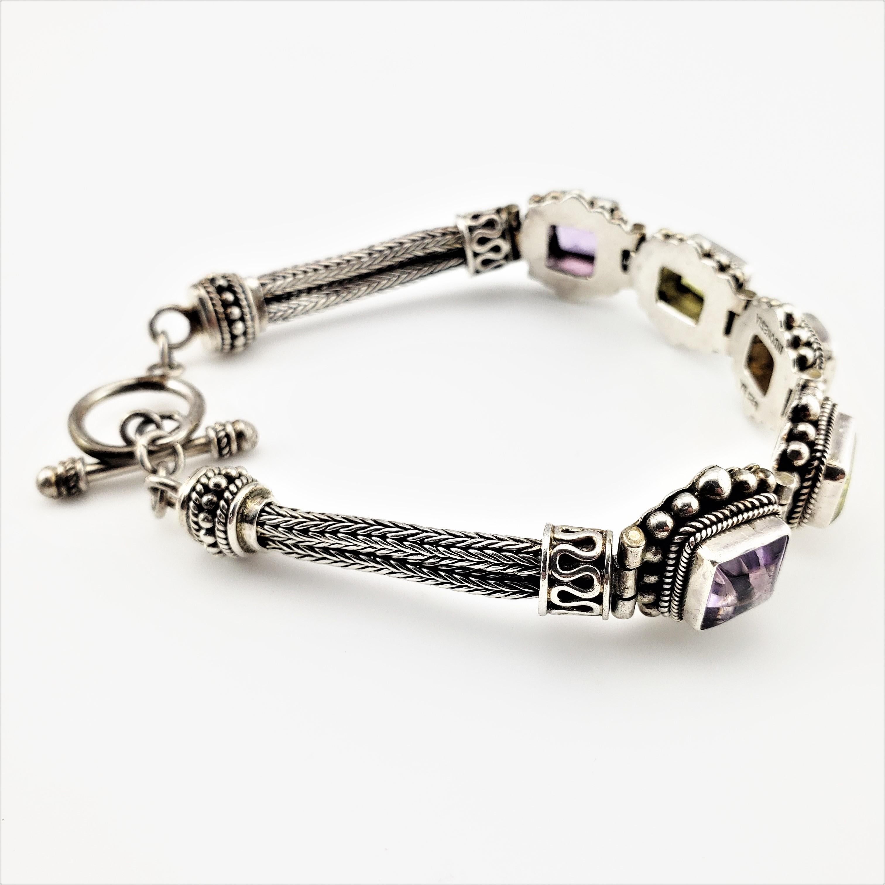 Vintage Bali Indonesien Sterling Silber Multi Edelstein Toggle Flexible Bracelet-

Dieses schöne Toggle Armband verfügt über zwei Amethyst Steine (8 mm x 8 mm):: zwei Peridot Steine (9 mm x 7 mm) und ein Citrin Stein (8 mm x 8 mm) in wunderschön