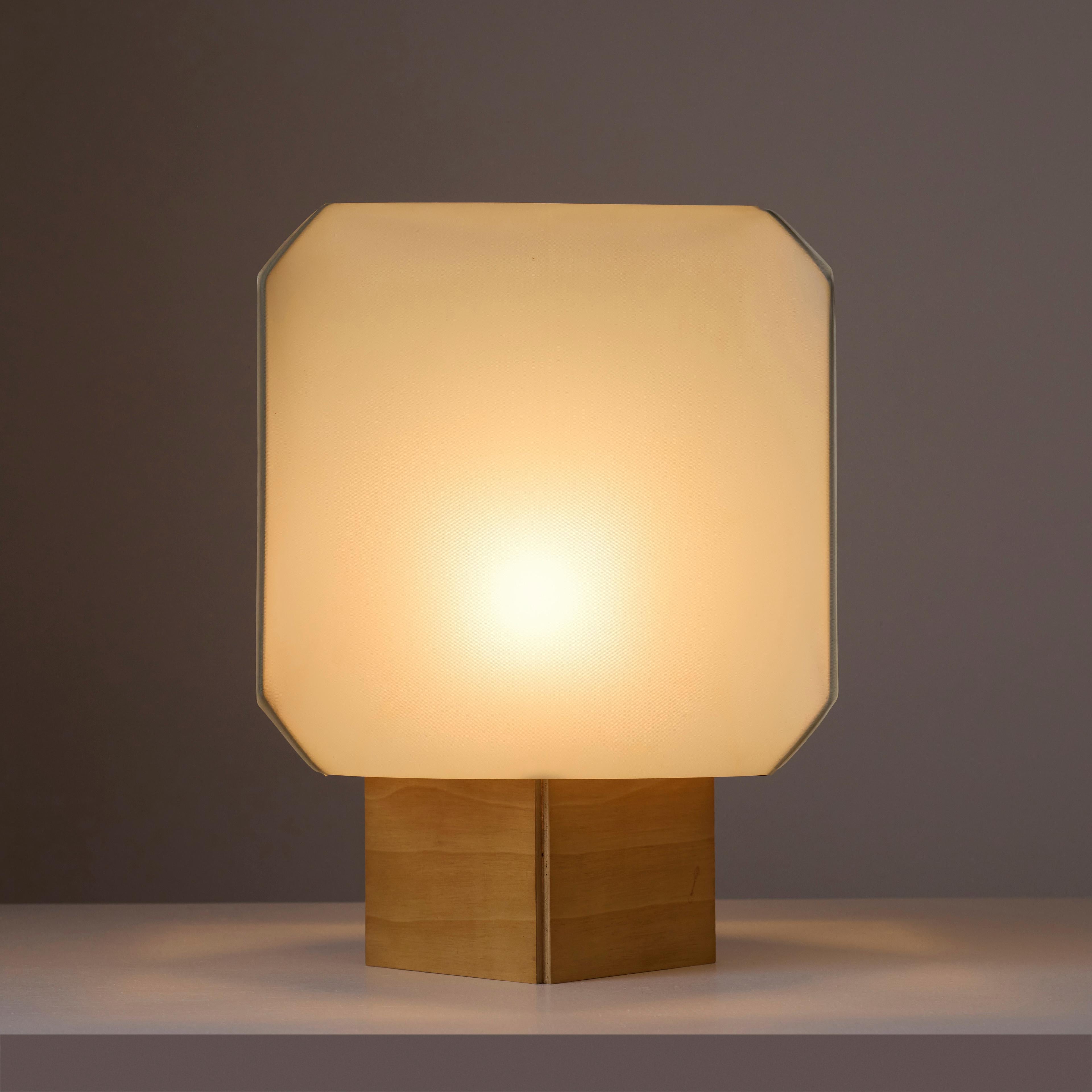 Bali table lamp by Bruno Munari for Danese. Designed and manufactured in Italy, in 1958. Resin fabric shade and wooden base. Original cord with on/off switch. Holds a single E27 socket, adapted for the US. We recommend one 40w maximum bulb. Bulbs
