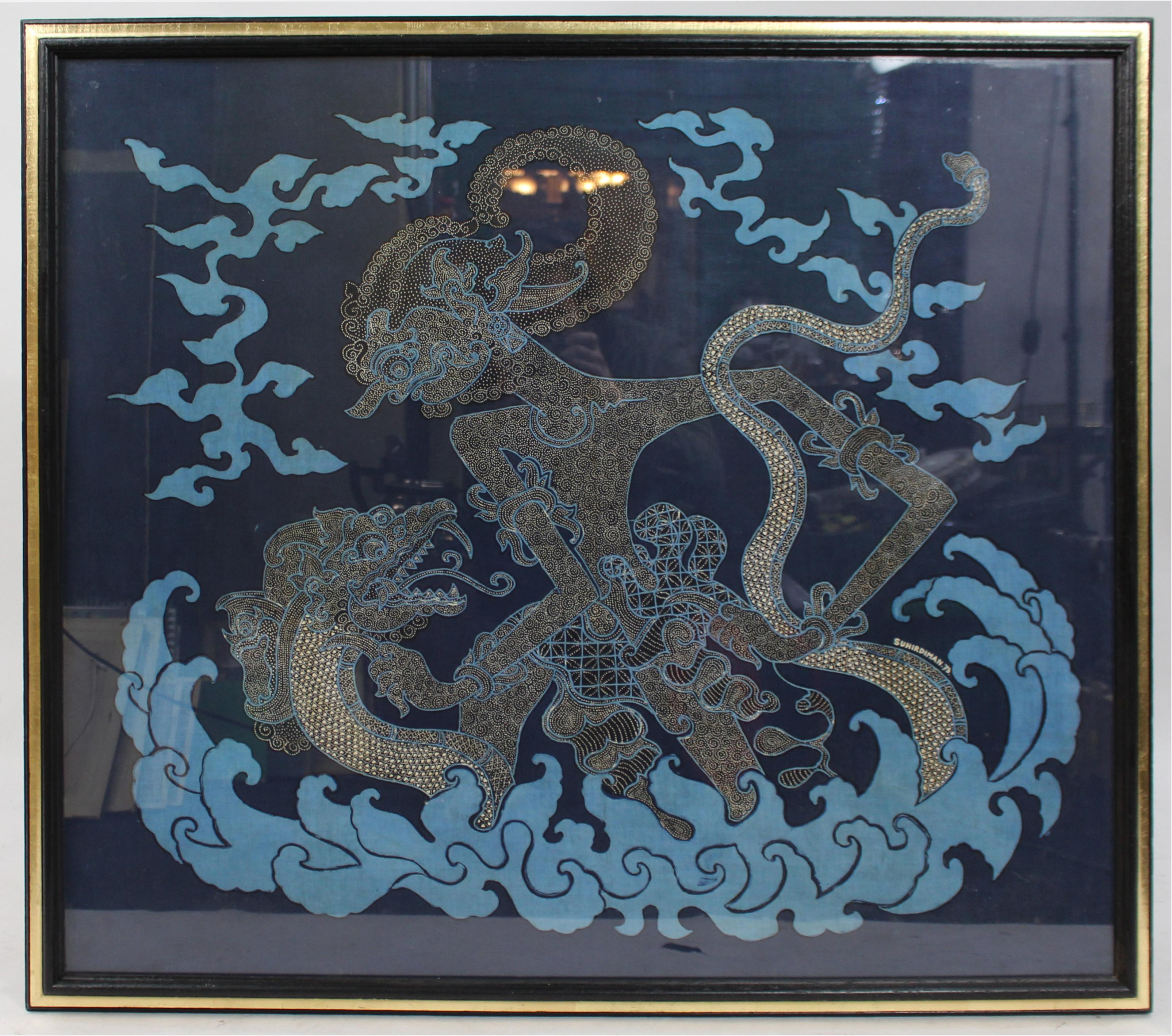 Balinesischer Batikdruck von Suhirdiman, signiert und datiert 1976
Indonesien, 1976

Ein großer und dekorativer Batikdruck des indonesischen Künstlers Suhirdiman, signiert und datiert 1976. Das in tiefen Indigo- und Ockertönen ausgeführte Werk