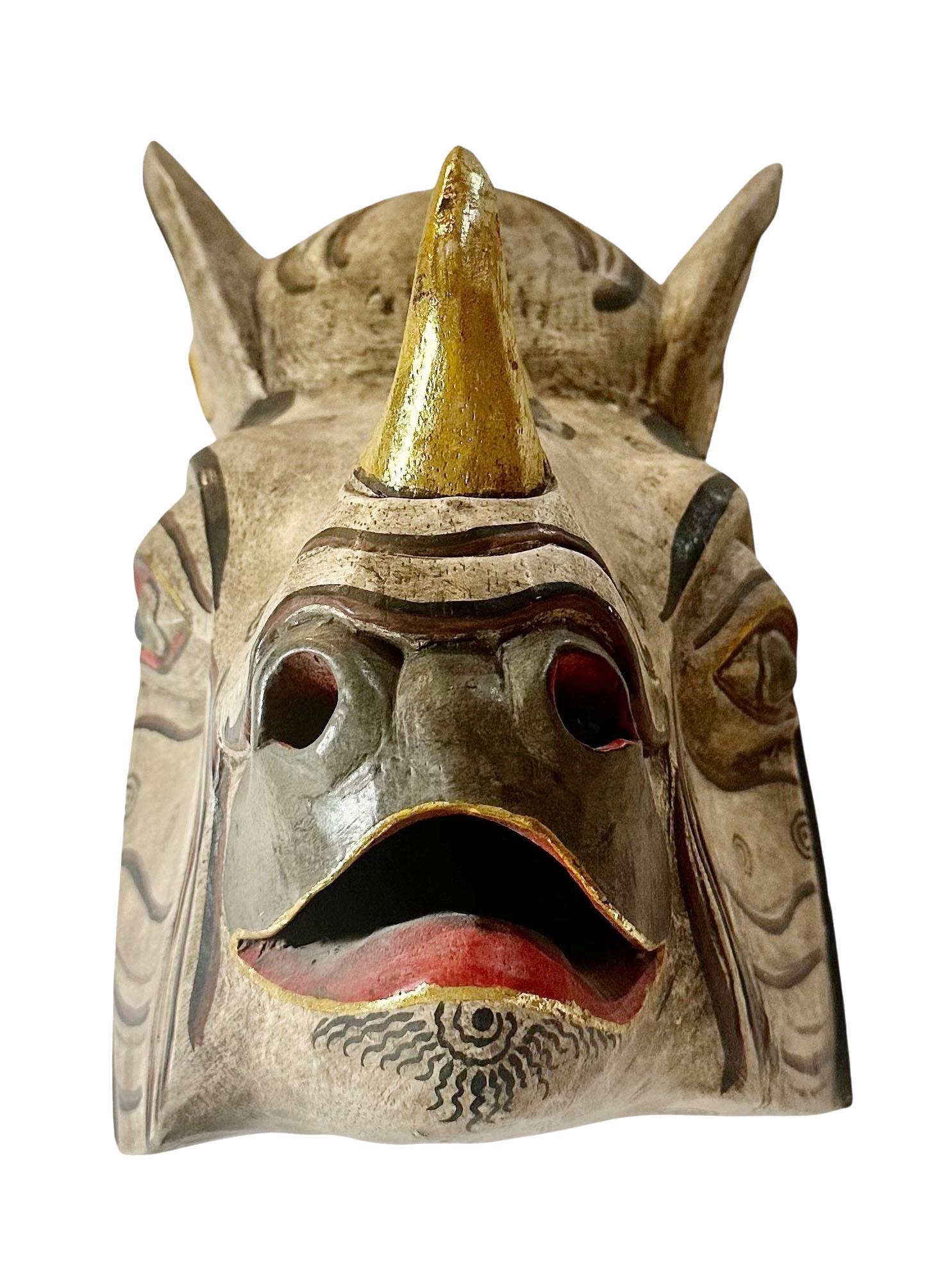 Indonesiano Maschera di rinoceronte balinese scolpita e dipinta in vendita