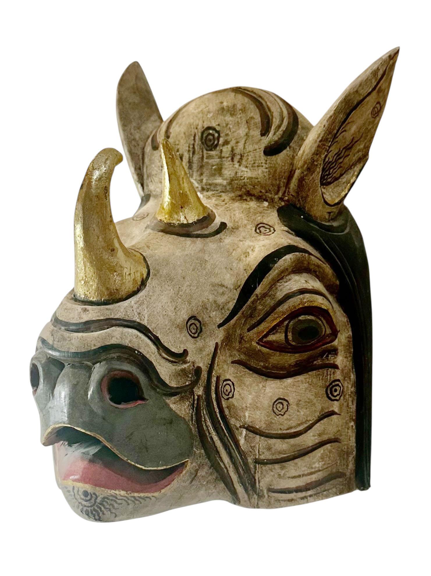 Maschera di rinoceronte balinese scolpita e dipinta In condizioni buone in vendita a Tampa, FL