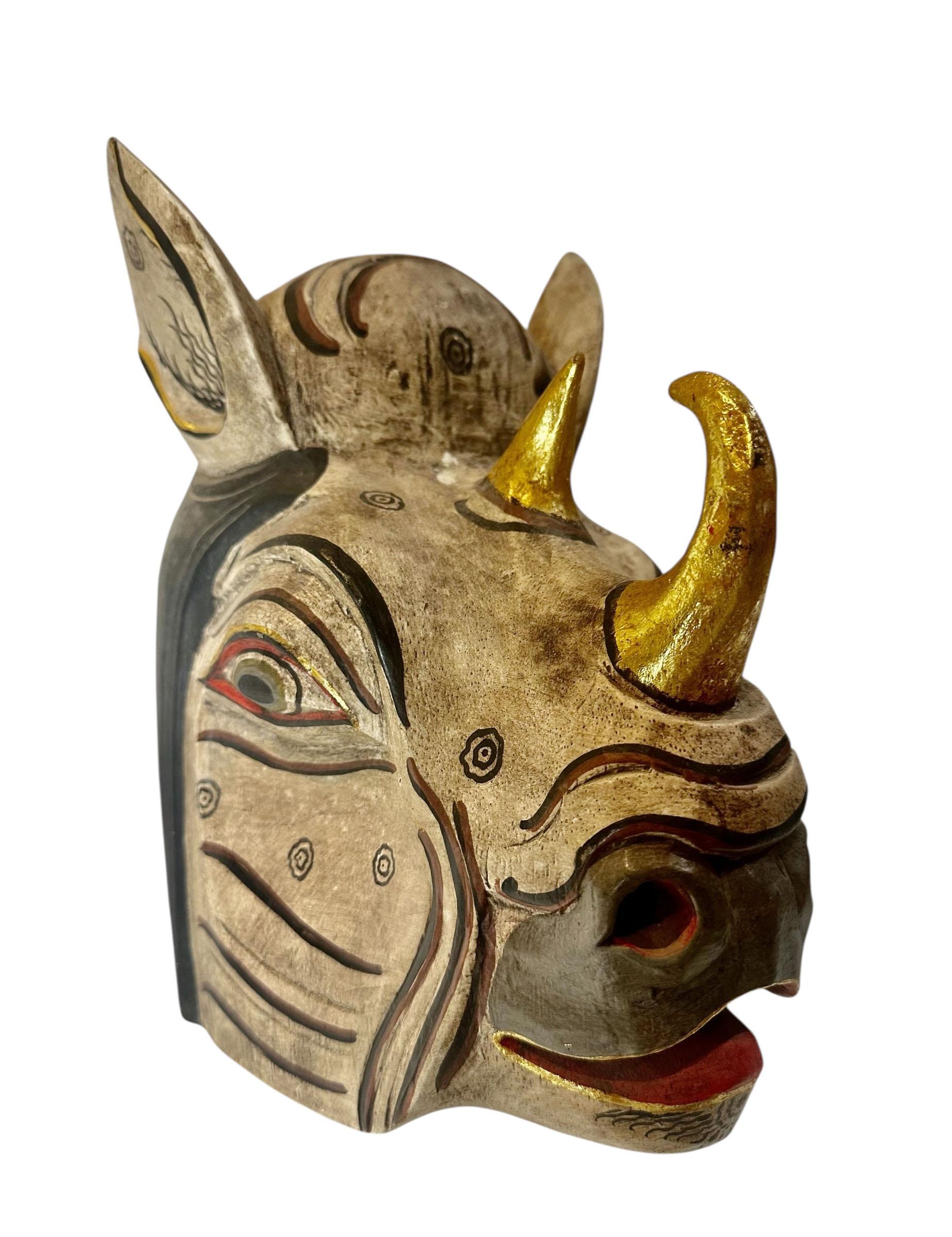 Fine XX secolo Maschera di rinoceronte balinese scolpita e dipinta in vendita