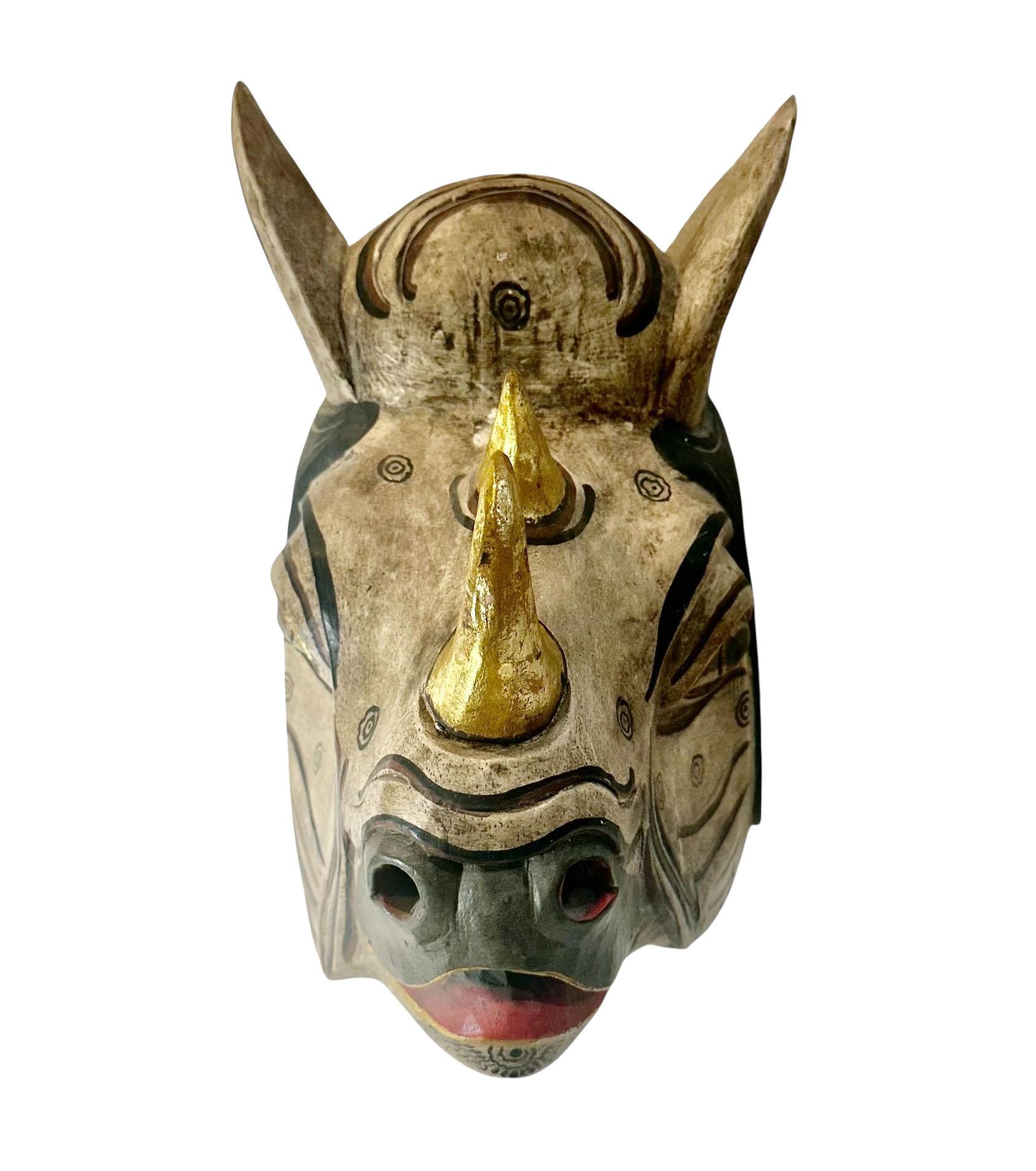 Legno Maschera di rinoceronte balinese scolpita e dipinta in vendita