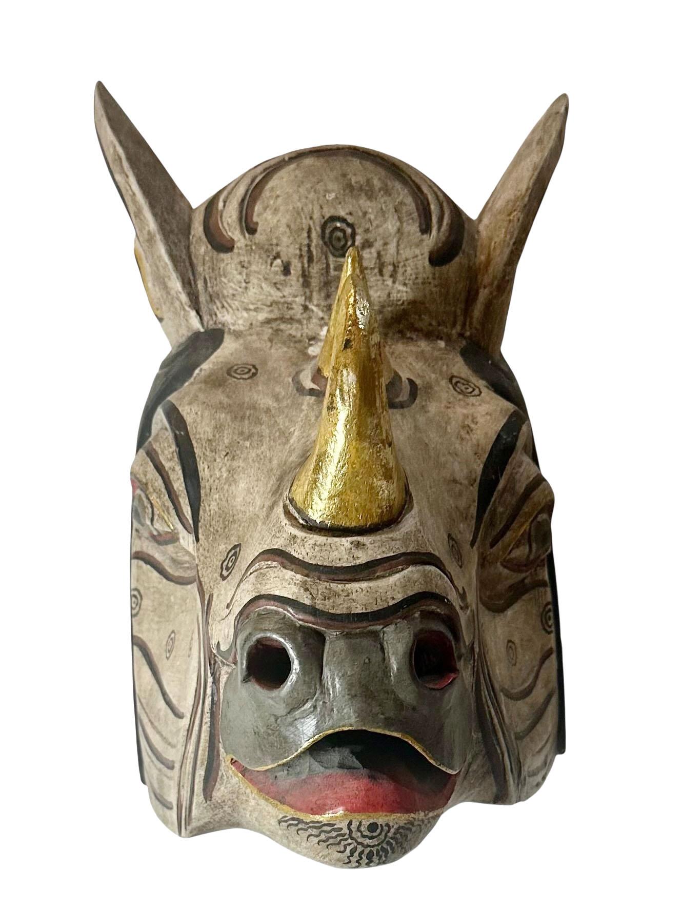Maschera di rinoceronte balinese scolpita e dipinta in vendita 1