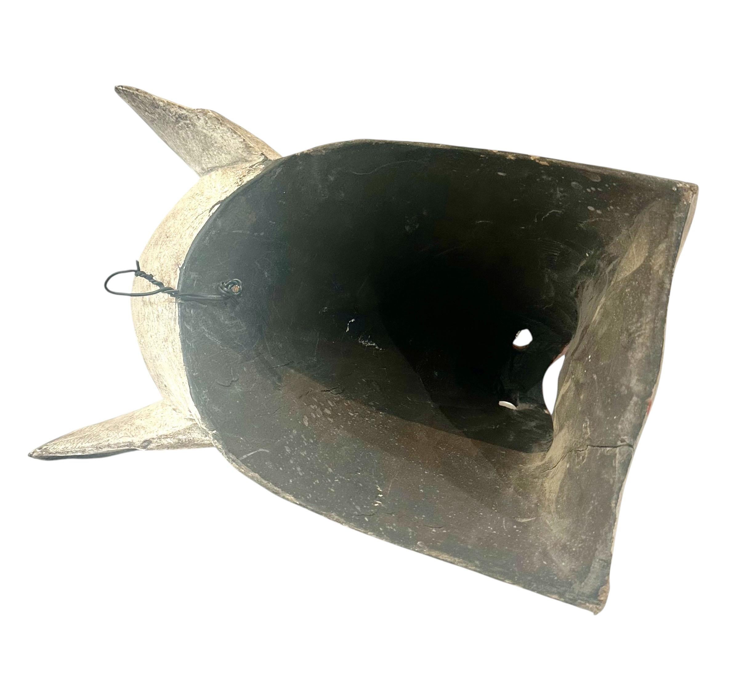 Maschera di rinoceronte balinese scolpita e dipinta in vendita 2