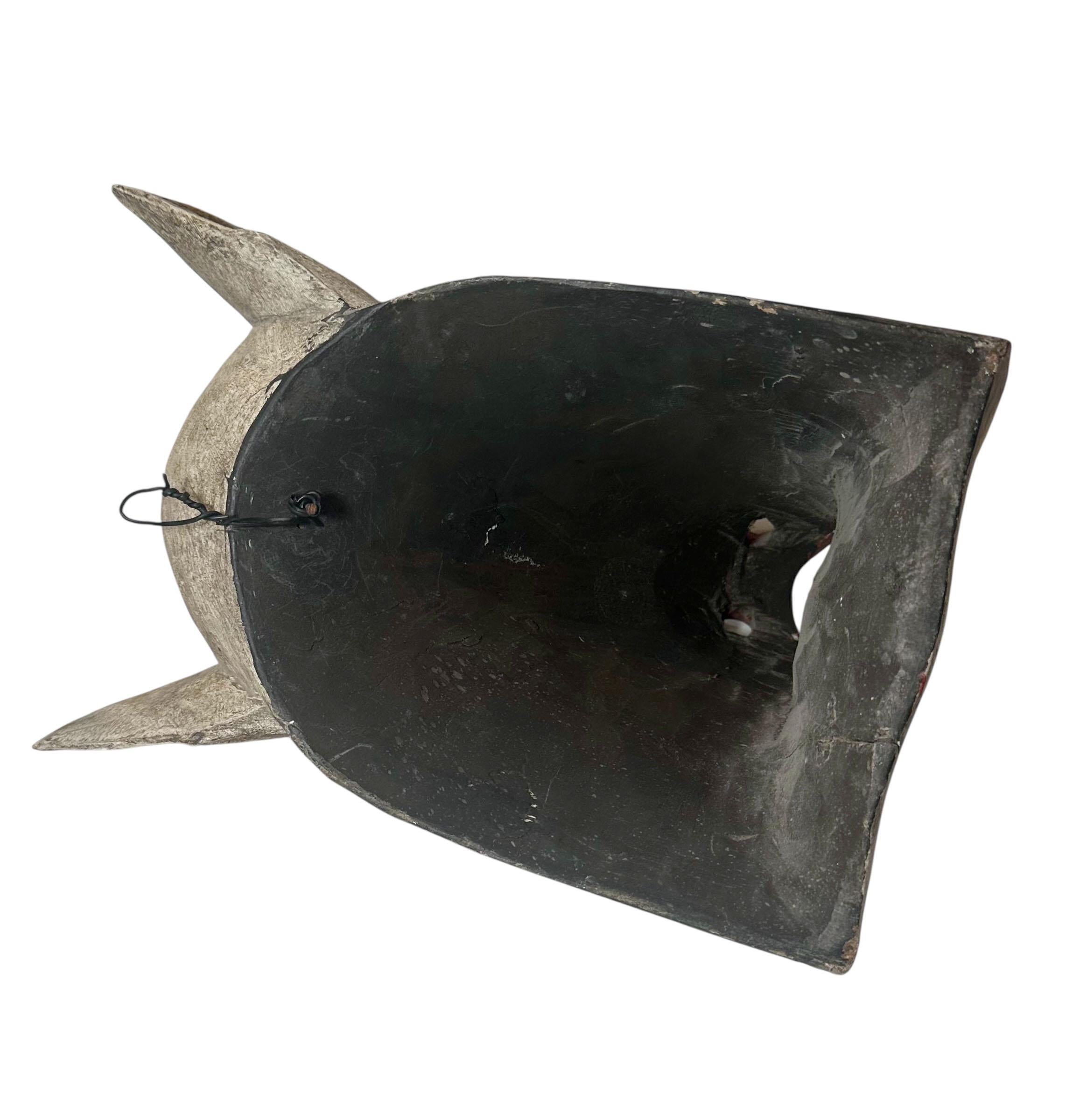 Maschera di rinoceronte balinese scolpita e dipinta in vendita 3