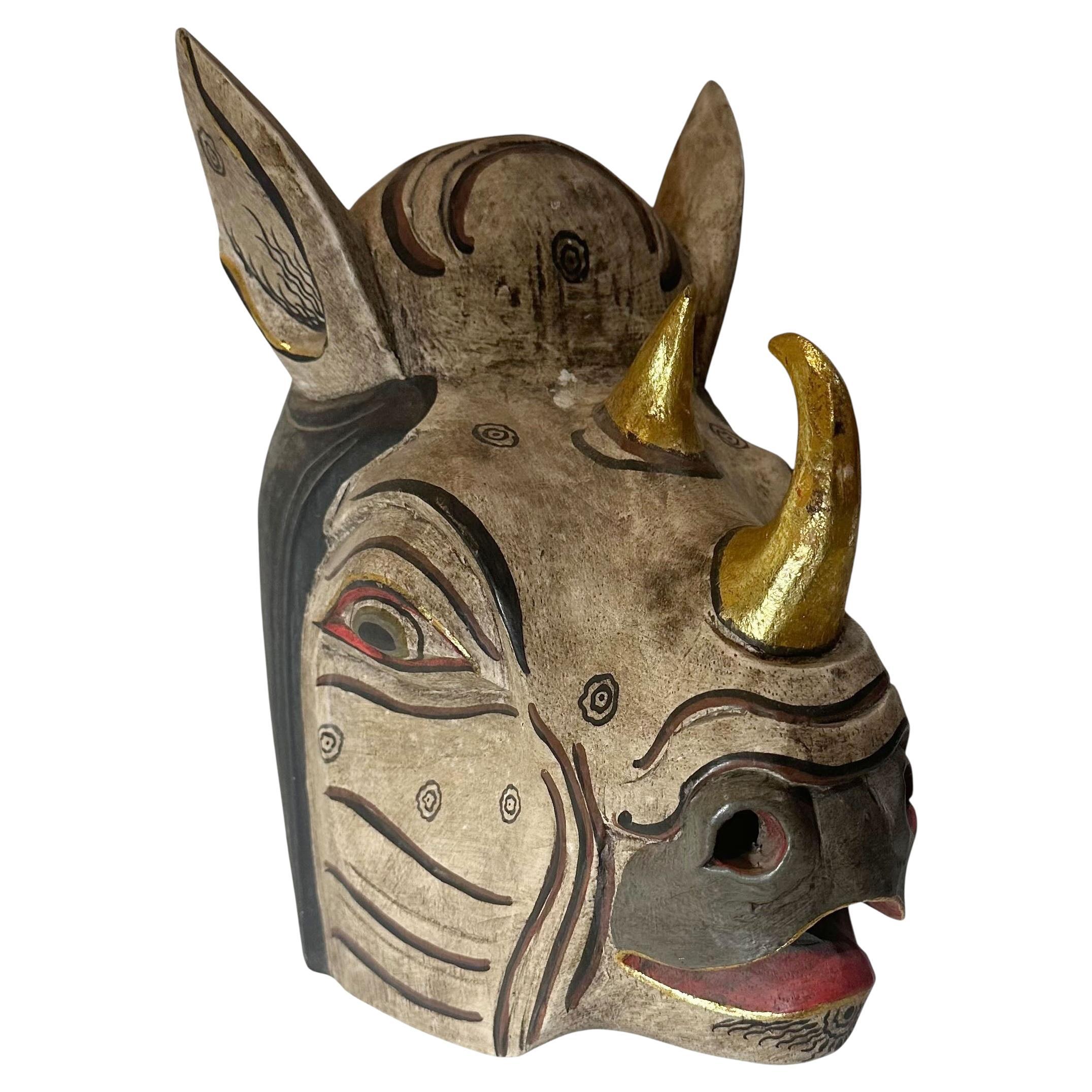 Maschera di rinoceronte balinese scolpita e dipinta in vendita