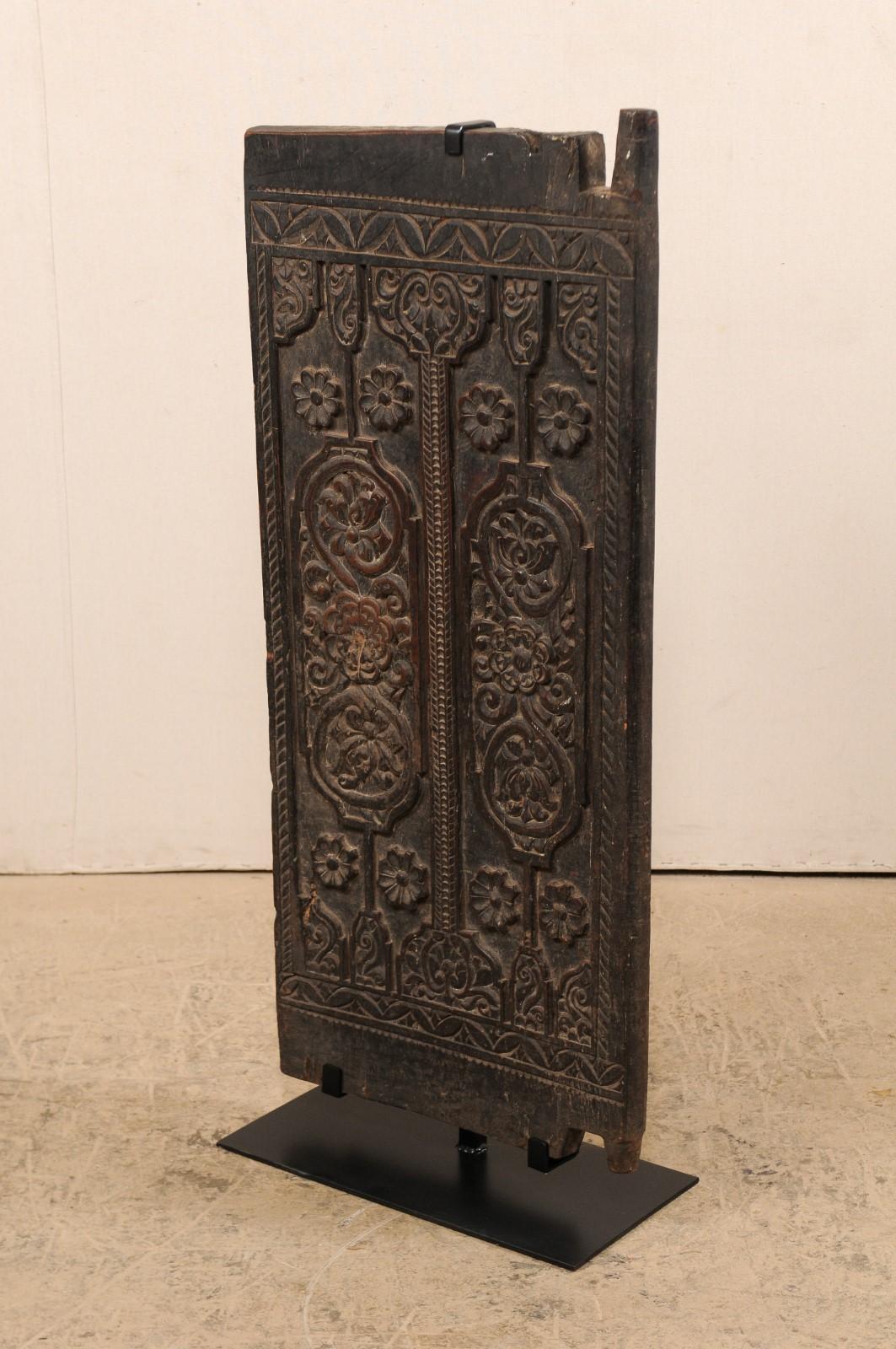 Balinais Porte de grange balinaise en bois de riz sculpté à fleurs sur base personnalisée, support de 4 pieds de haut  en vente