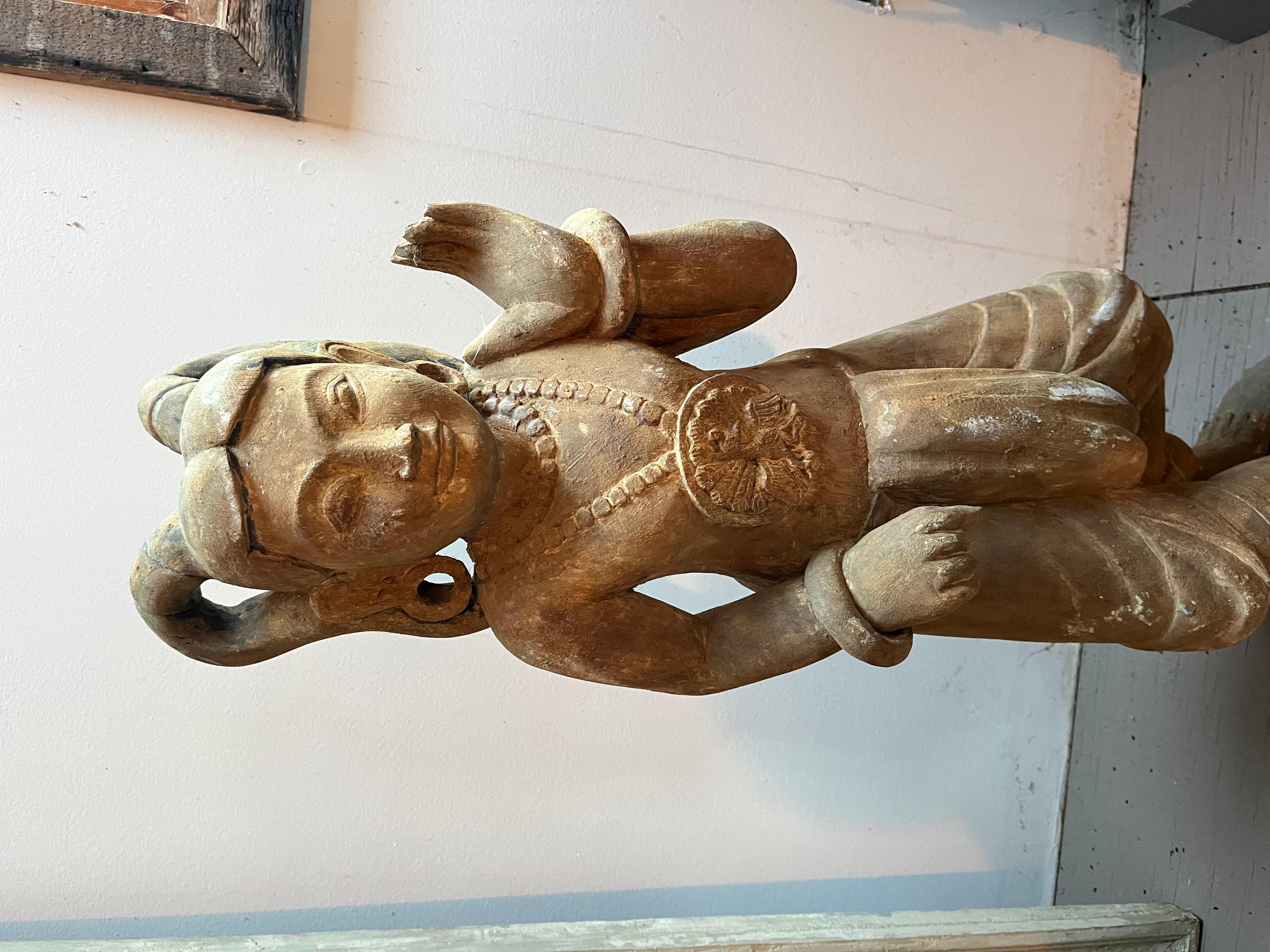 Balinesische geschnitzte Holzstatue einer weiblichen Tänzerin (Volkskunst) im Angebot