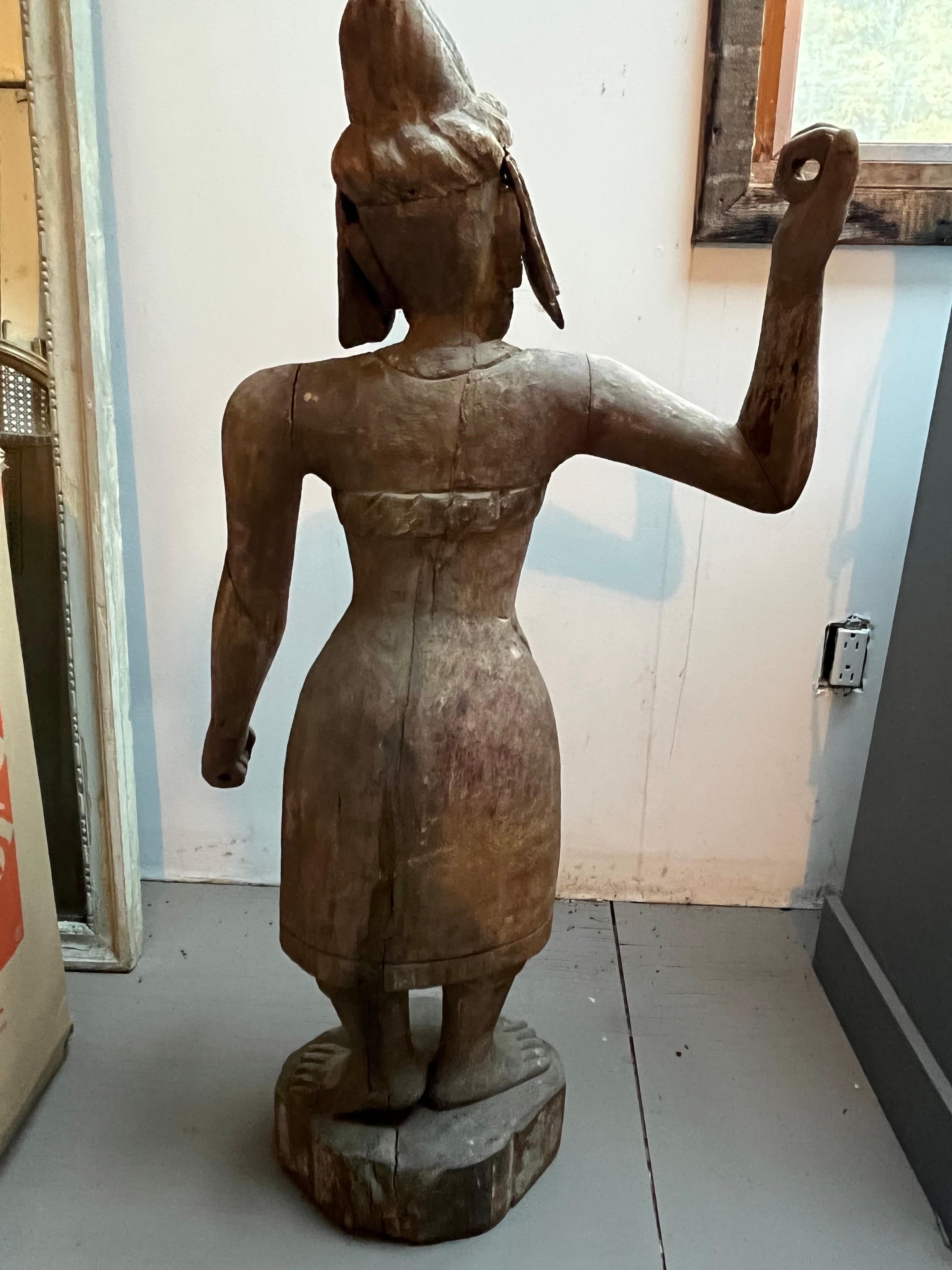 Sculpté à la main Statue balinaise en bois sculpté d'un guerrier en vente