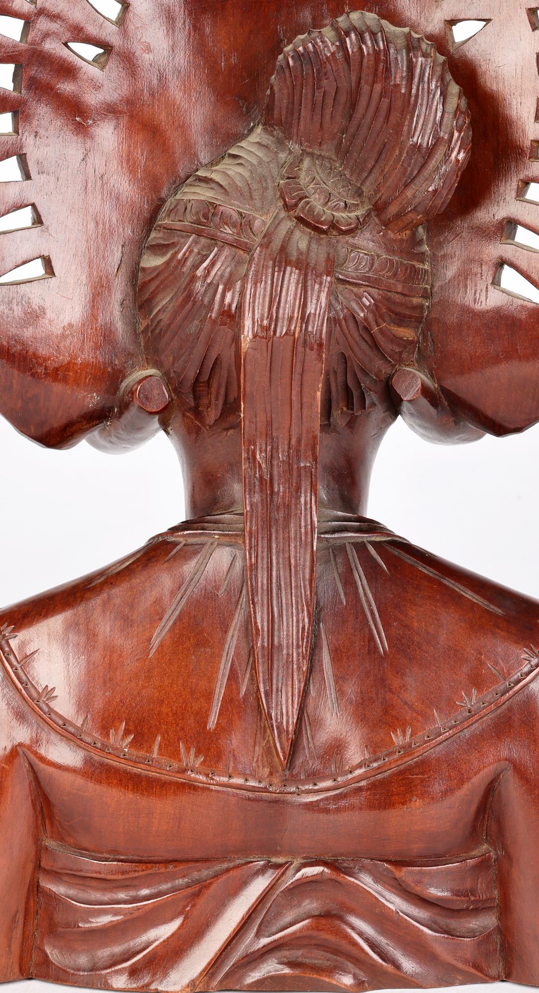 Portrait balinais en bois sculpté d'une fille portant une coiffe en vente 1