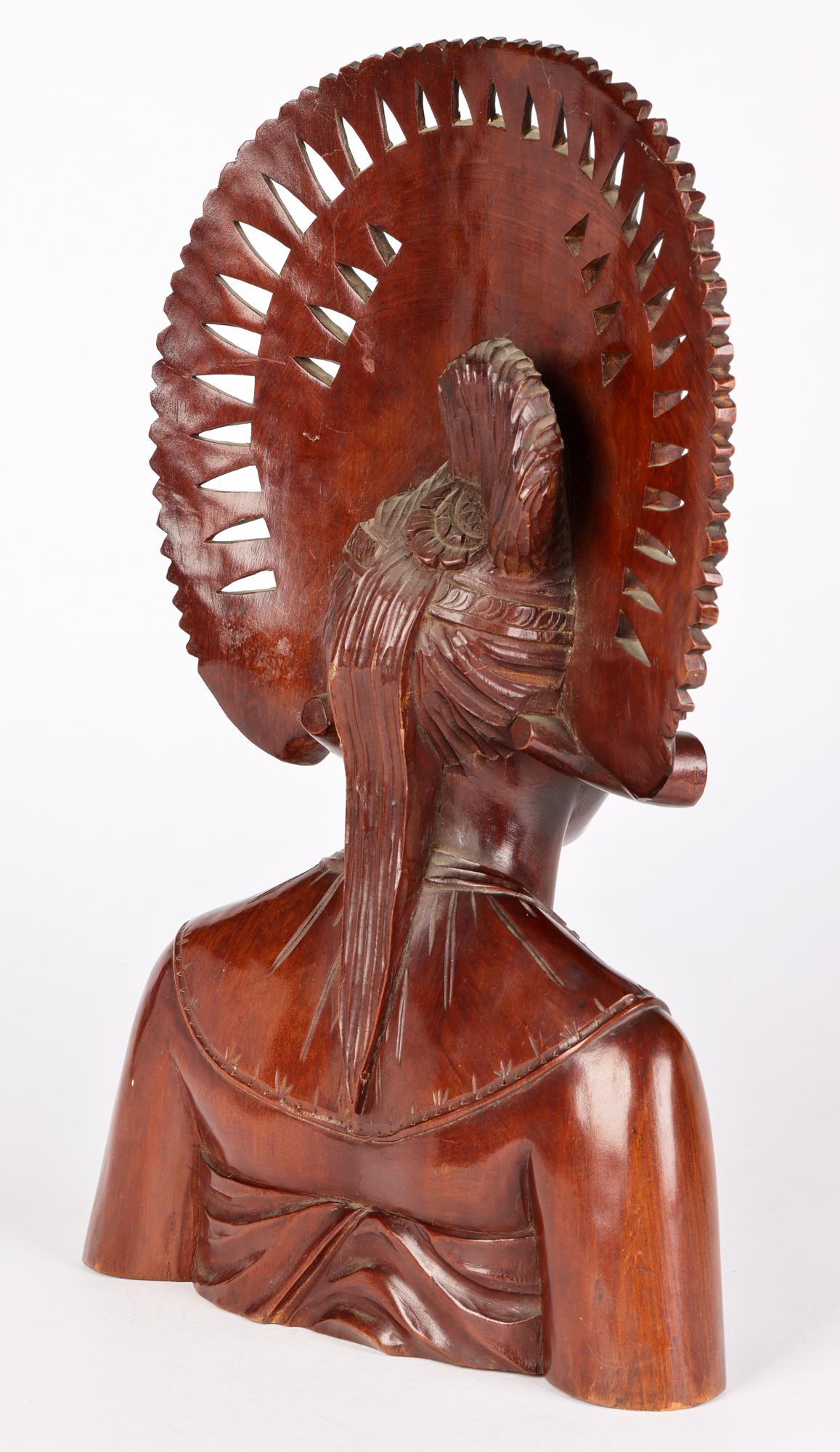 Portrait balinais en bois sculpté d'une fille portant une coiffe en vente 3