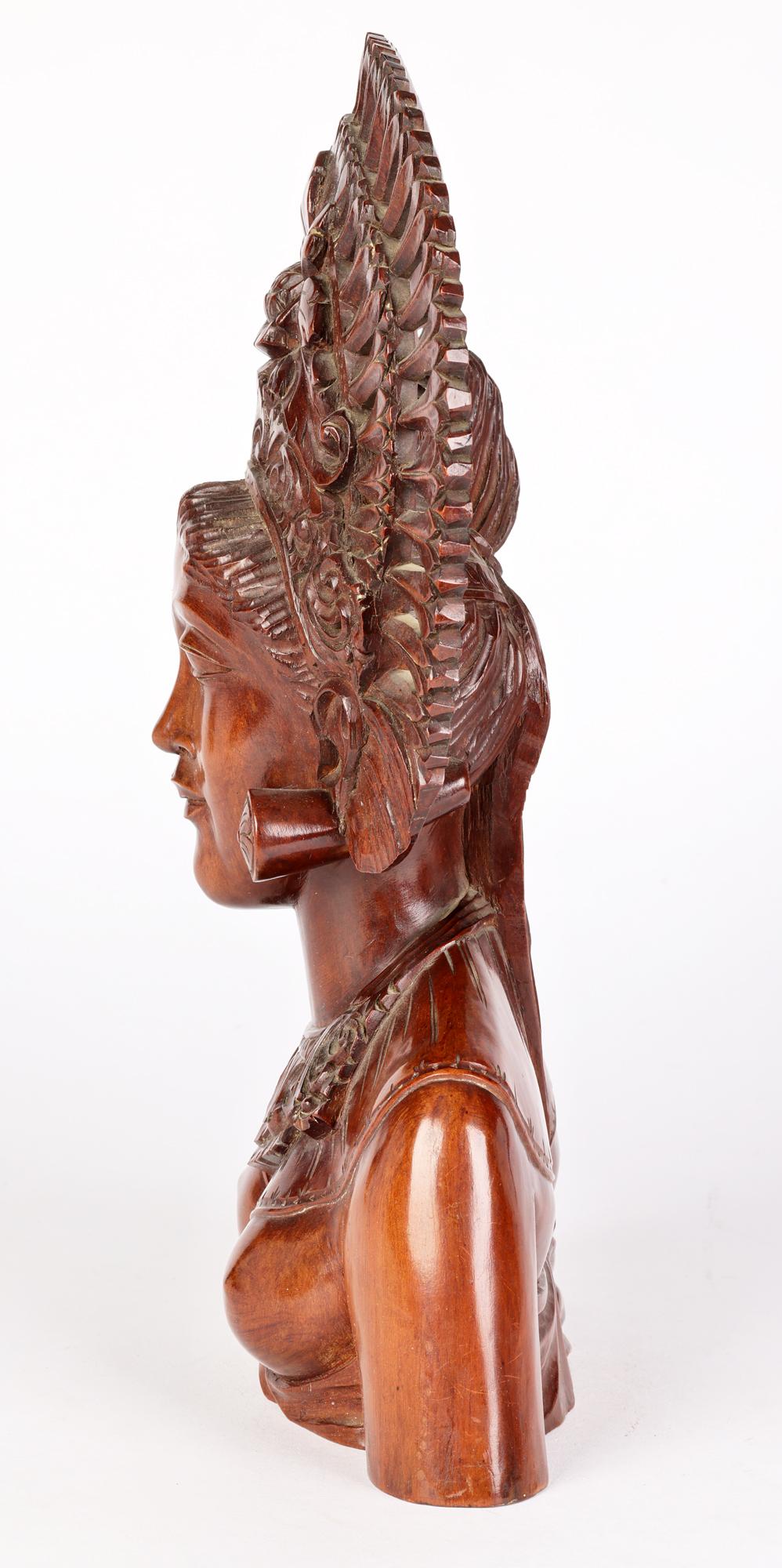Portrait balinais en bois sculpté d'une fille portant une coiffe en vente 5