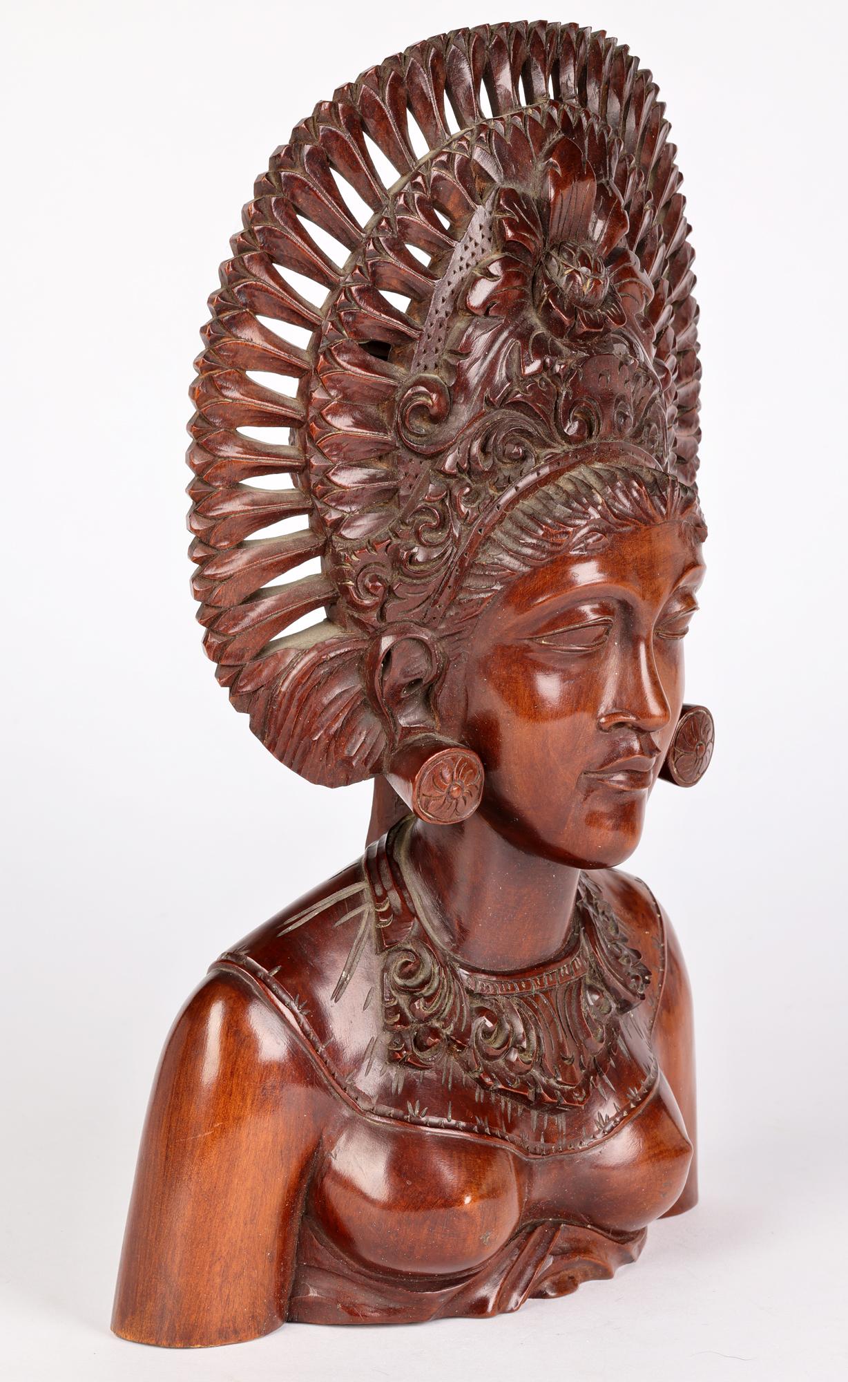 Sculpté à la main Portrait balinais en bois sculpté d'une fille portant une coiffe en vente