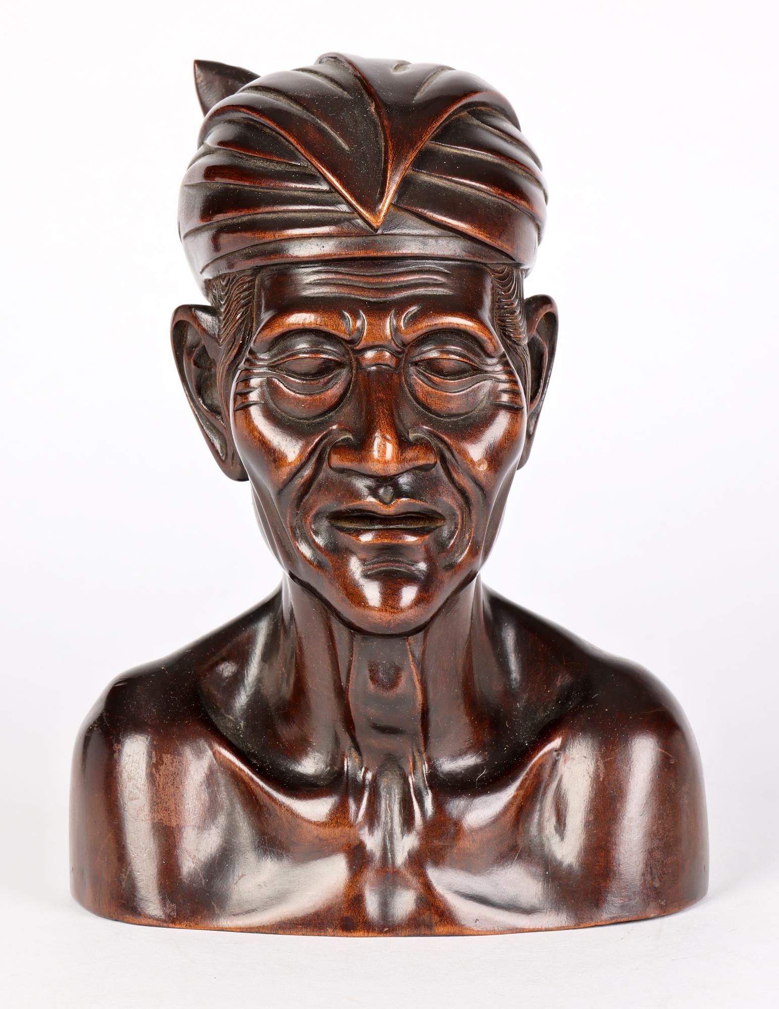 20ième siècle Portrait d'un homme âgé en bois sculpté à Bali en vente