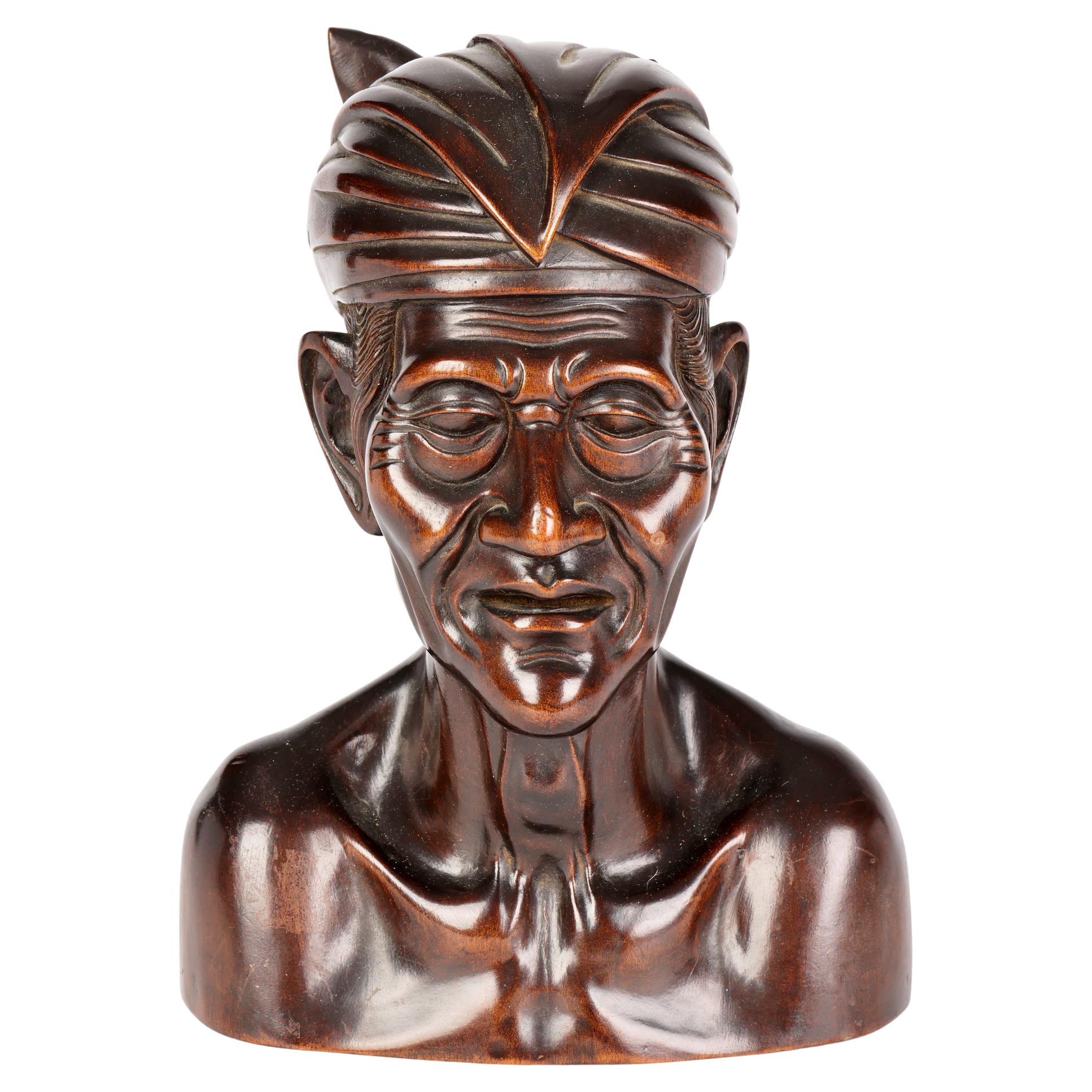 Portrait d'un homme âgé en bois sculpté à Bali