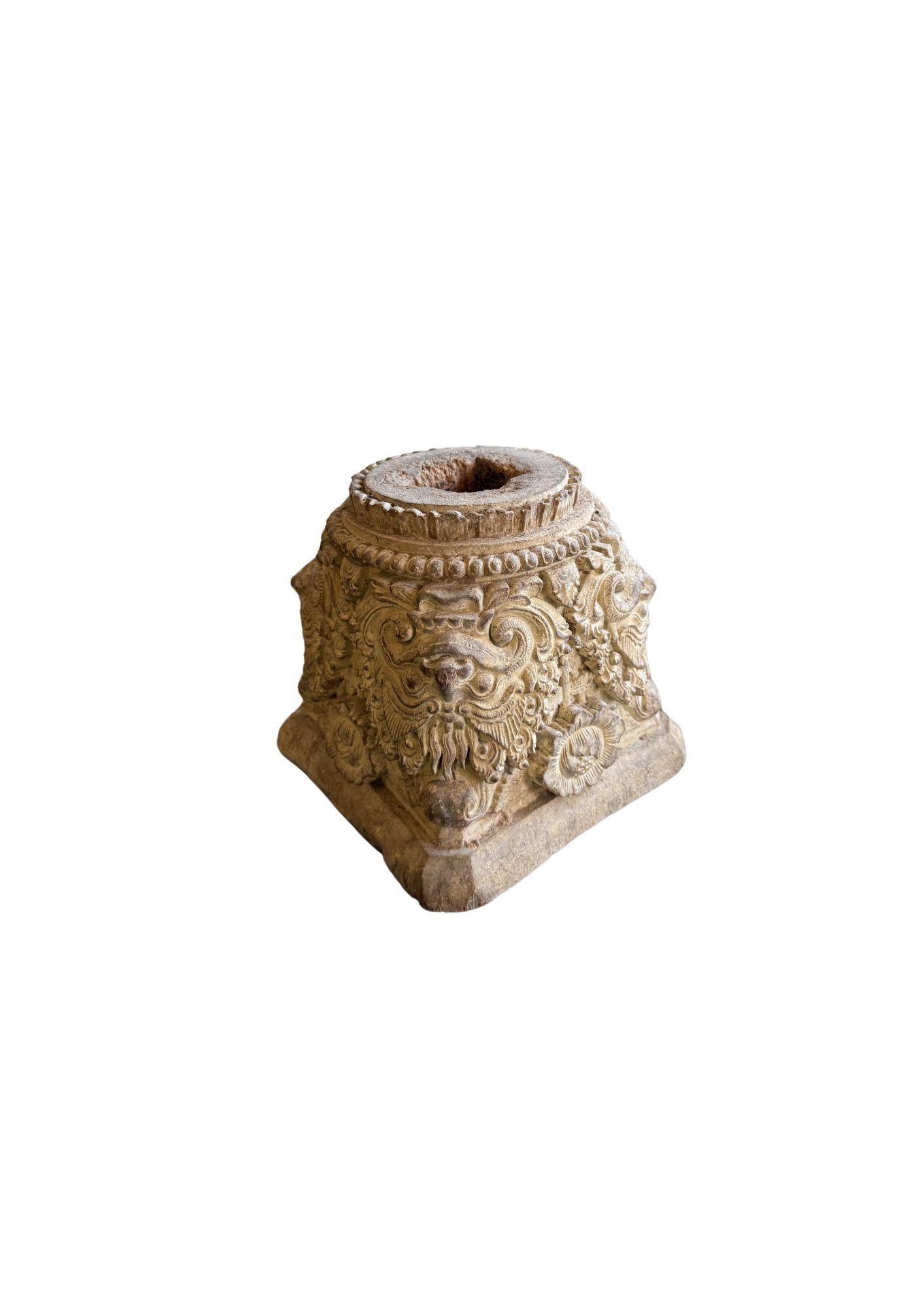 Balinese hand-carved antique Chapiter Column Accent Balinés en venta