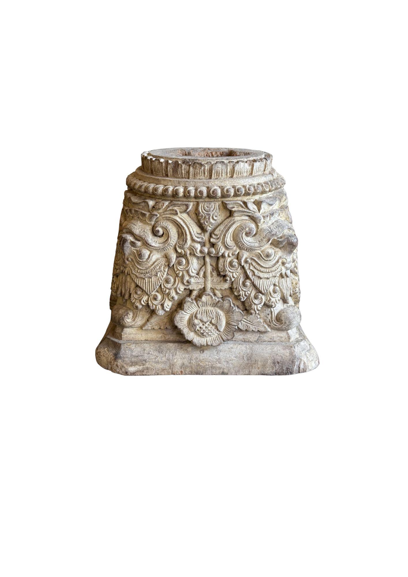 Balinese hand-carved antique Chapiter Column Accent Tallado a mano en venta