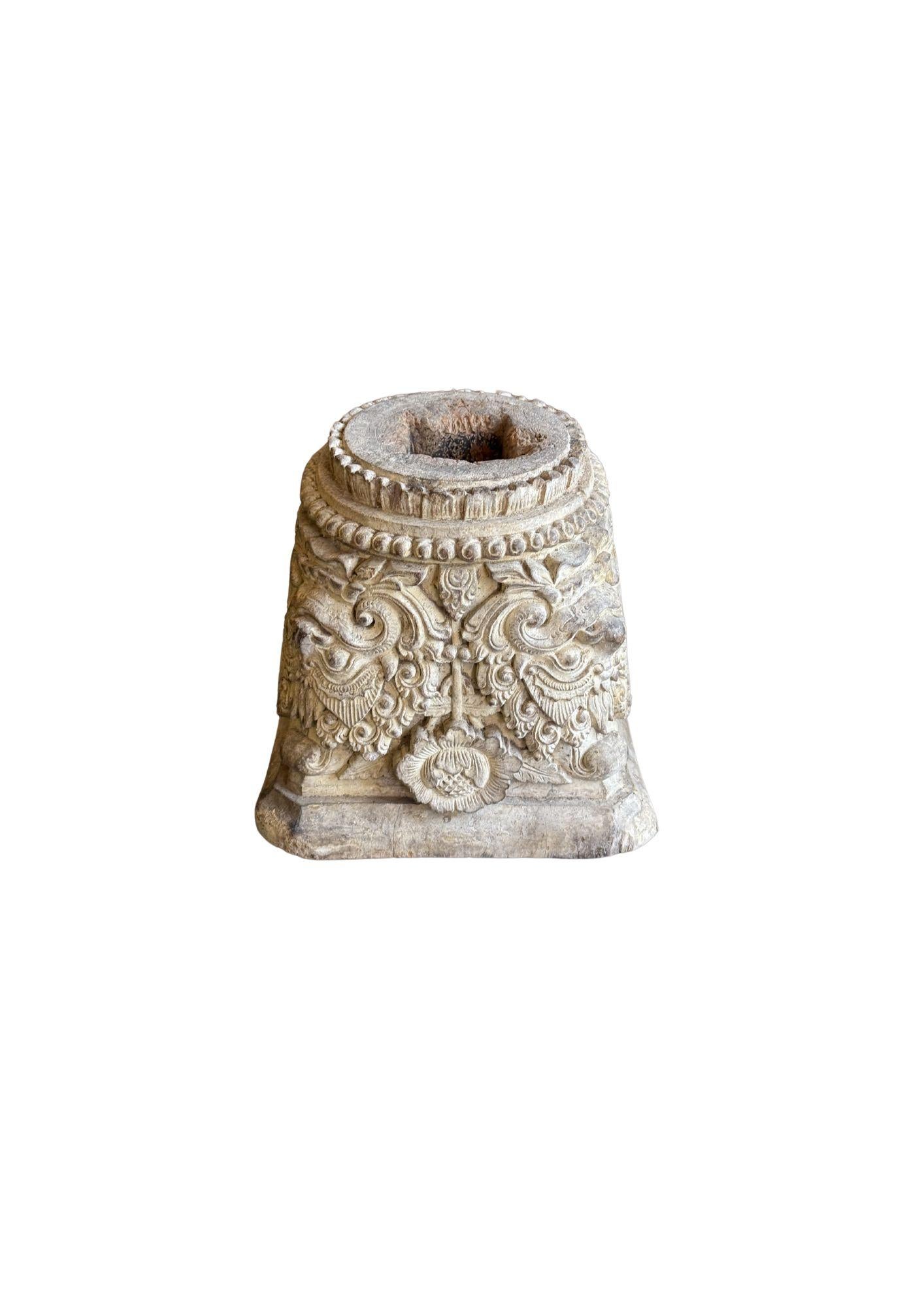 Balinese hand-carved antique Chapiter Column Accent principios del siglo XX en venta