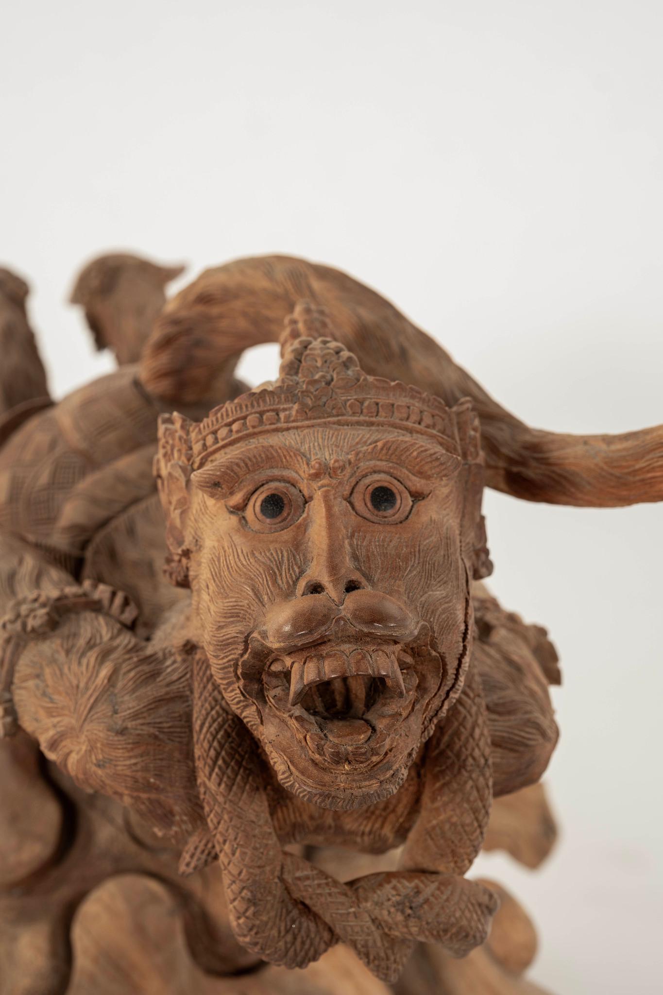 1960 Sculpture balinaise de Hanuman, figure centrale de l'épopée hindoue Ramayana, connue pour sa force, son courage et sa dévotion au dieu Rama. Ce chef-d'œuvre est sculpté de manière complexe dans une seule pièce de bois et représente Hanuman dans