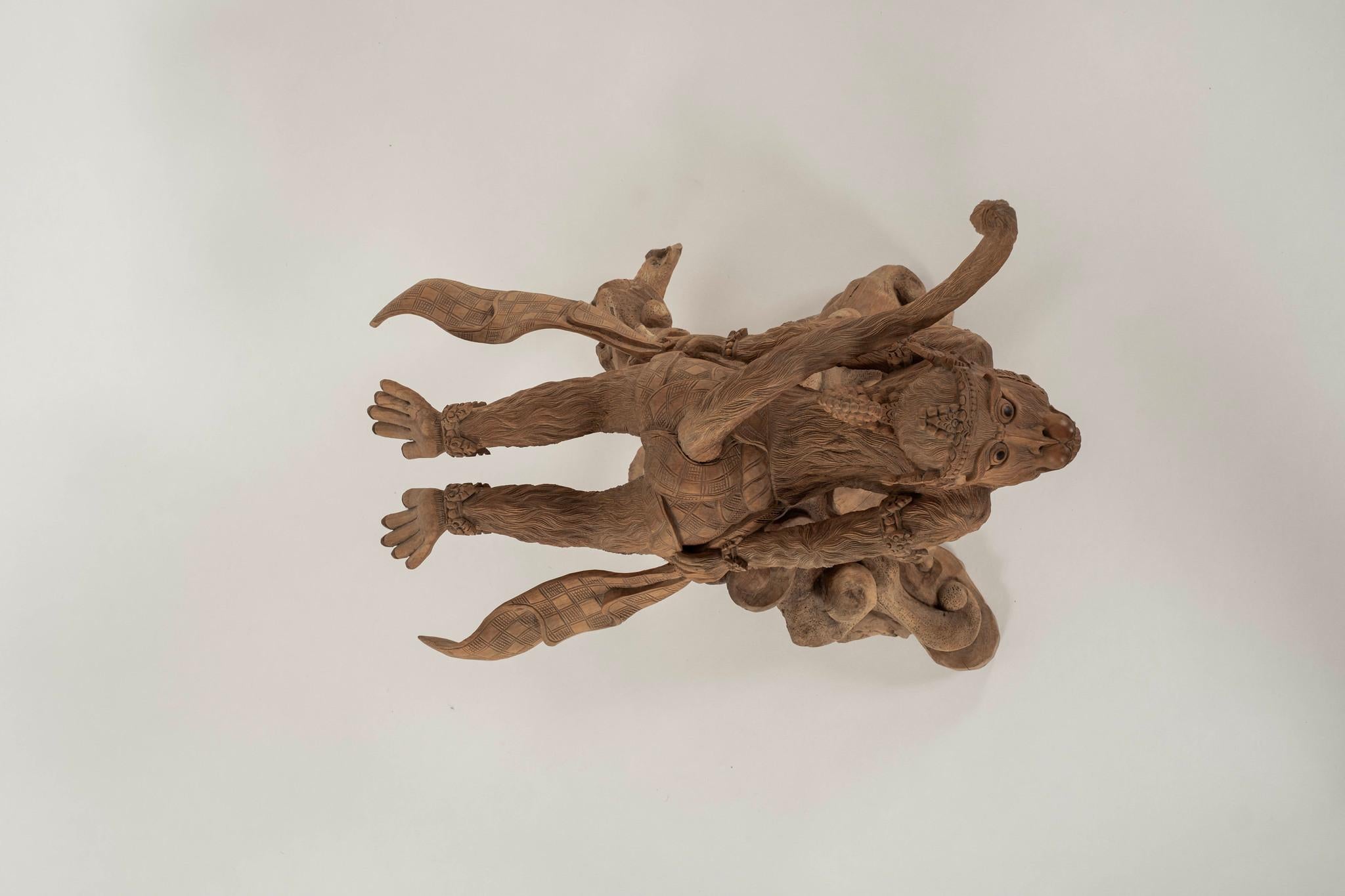 Milieu du XXe siècle Sculpture balinaise Hanuman, singe volant, sculptée à la main en vente