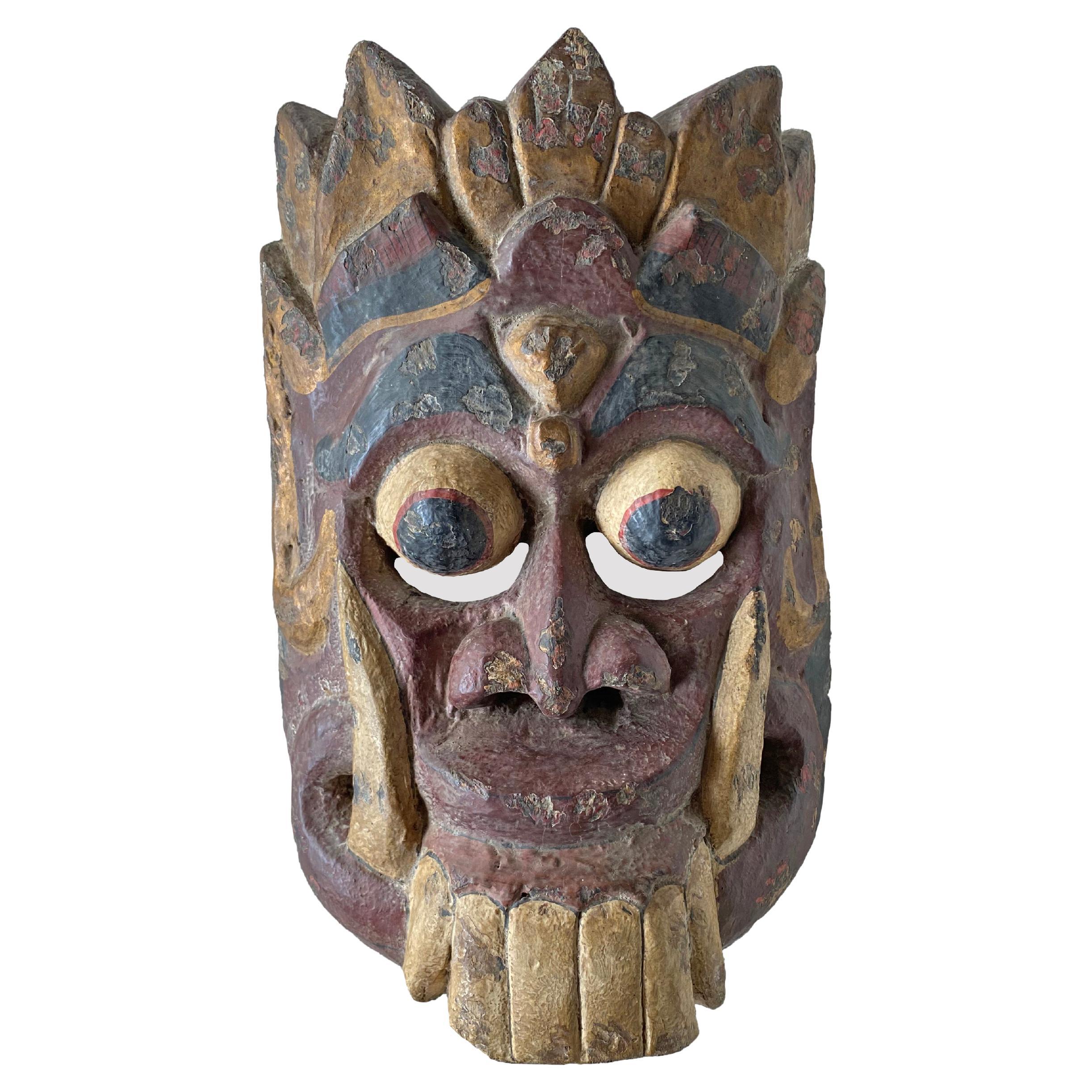 Balinesische handgeschnitzte Maske mit der Darstellung der mythologischen „Rangda“-Dämonenkönigin, um 1900 im Angebot