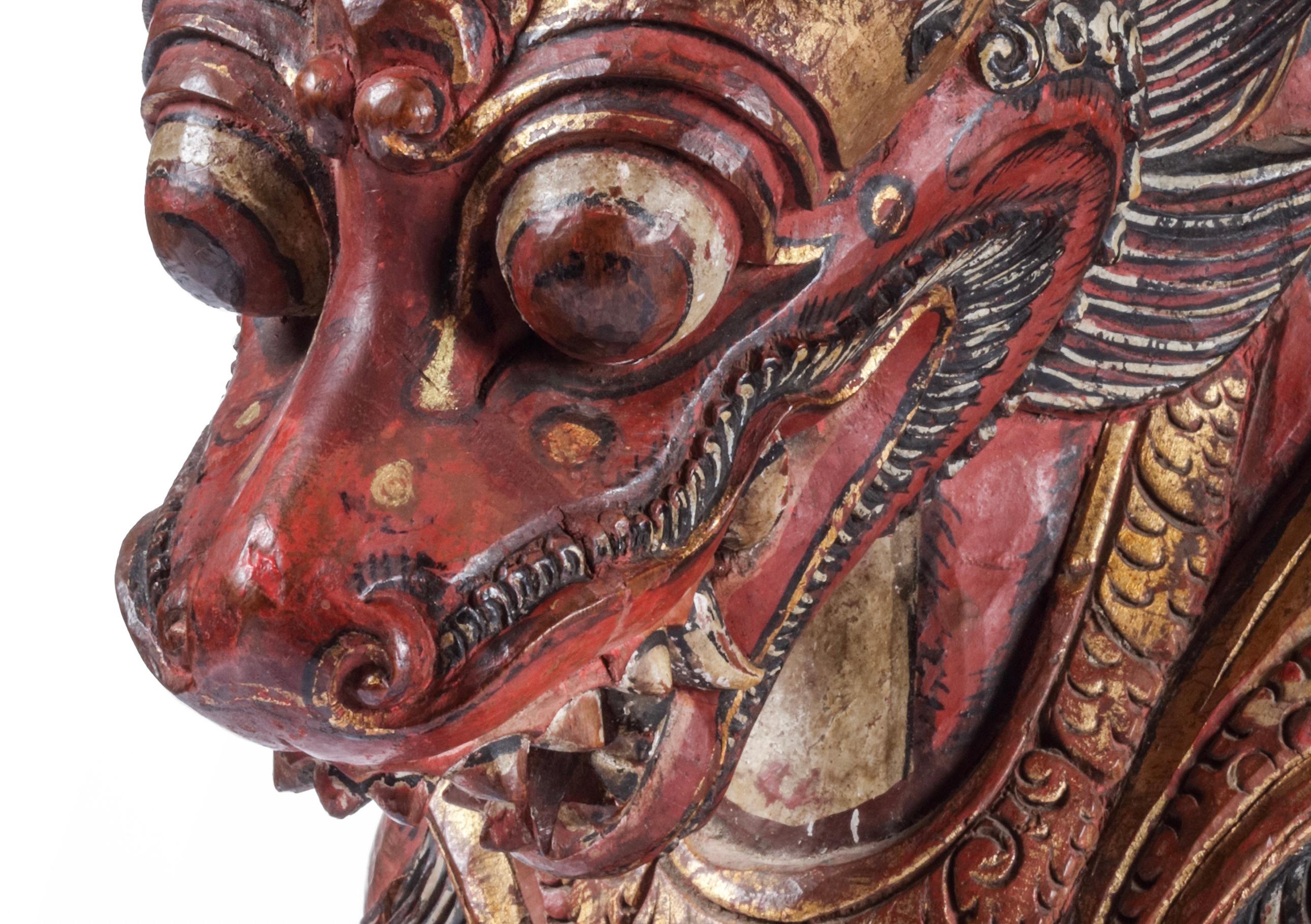 Balinais Sculpture balinaise en bois polychrome et doré d'un lion ailé en vente