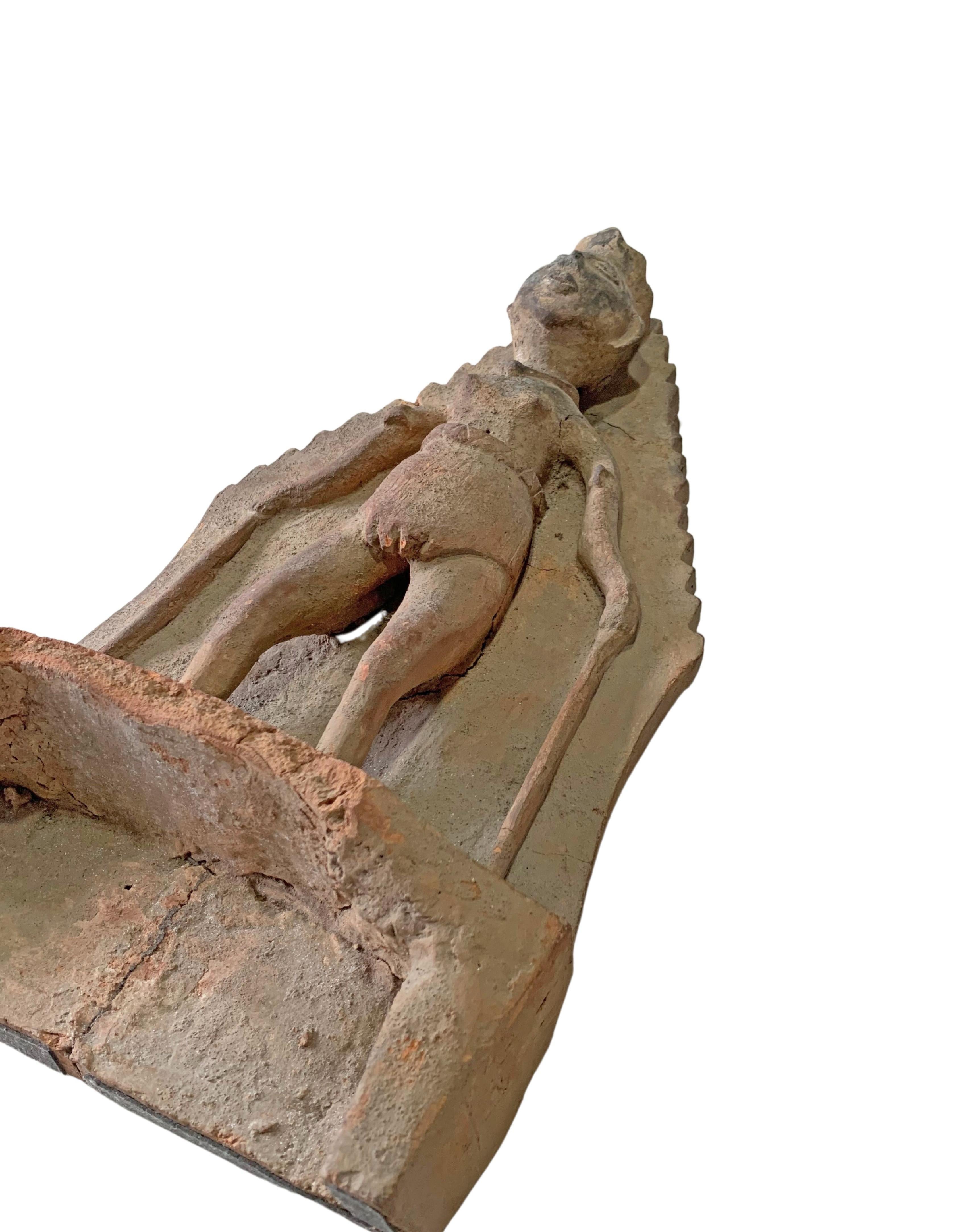 Pannello in terracotta di figura maschile del tempio balinese, 1800 circa, Indonesia In condizioni buone in vendita a Jimbaran, Bali