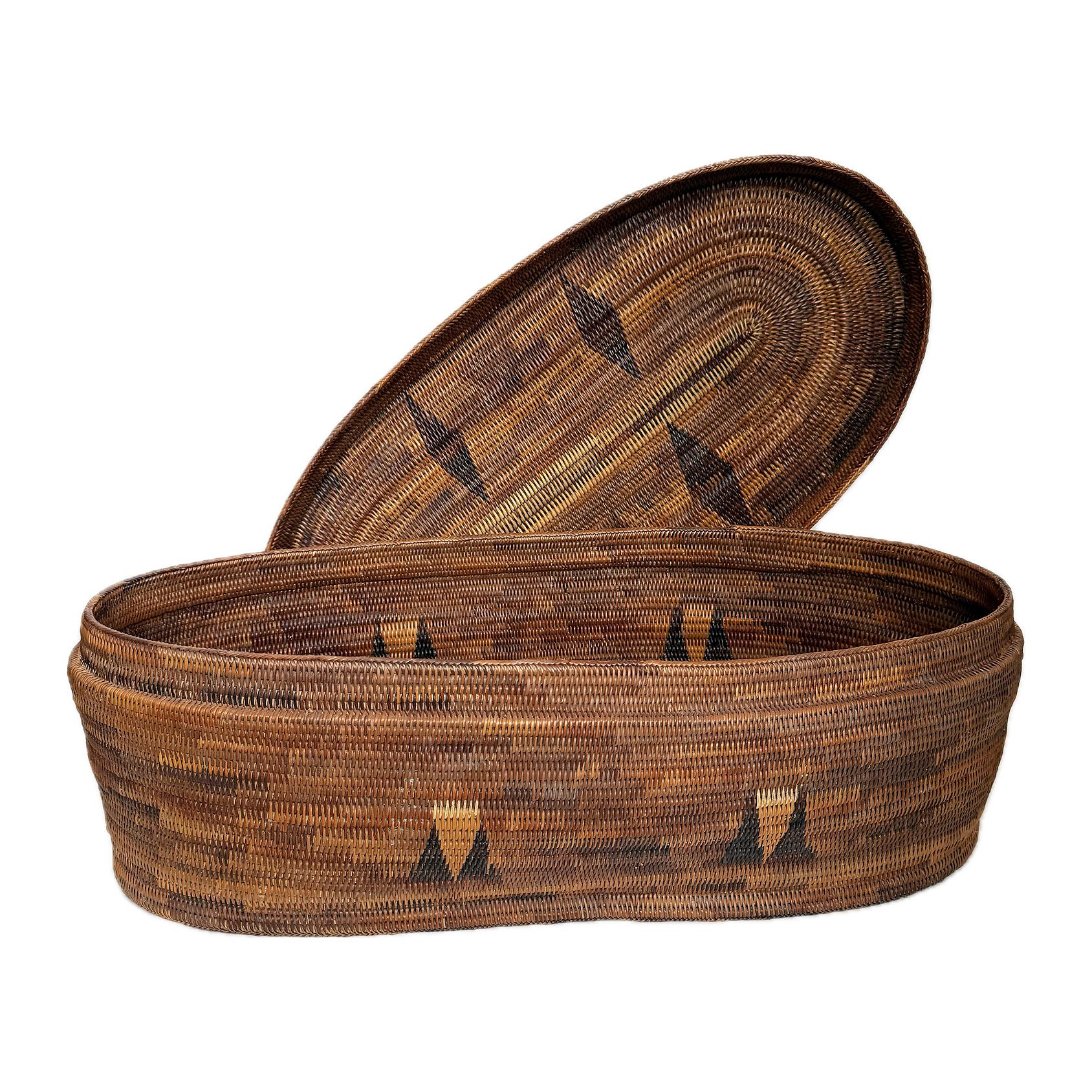 Cesta oval de ratán tejida a la balinesa, principios del siglo XX Indonesio en venta