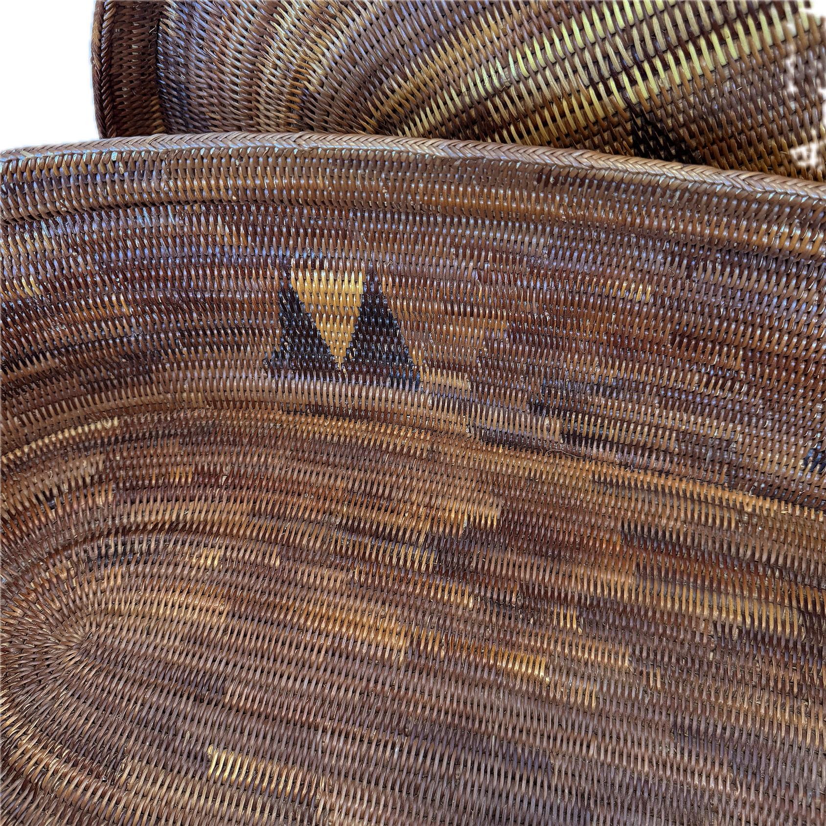 Cesta oval de ratán tejida a la balinesa, principios del siglo XX Tejido a mano en venta