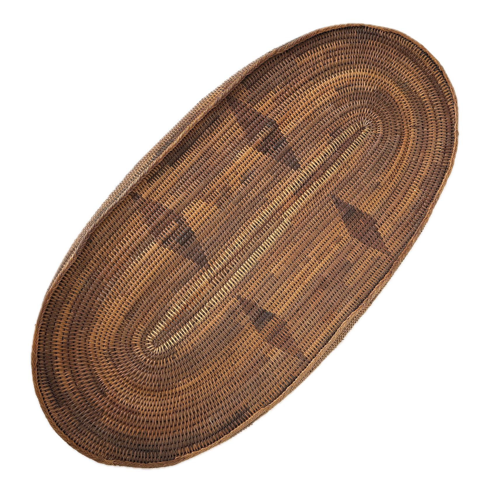 Cesta oval de ratán tejida a la balinesa, principios del siglo XX Ratán en venta
