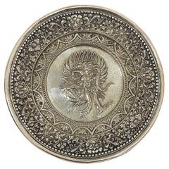 Assiette en argent balinais Yogya avec oiseau Garuda