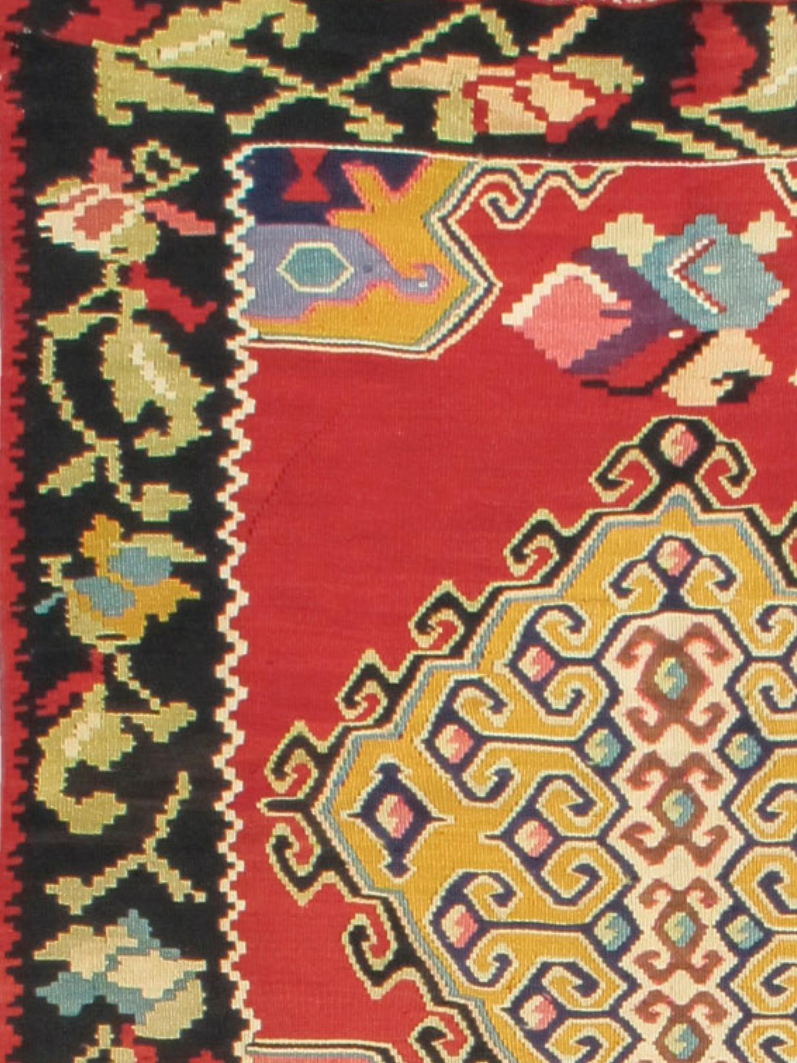 Kilim balkanique à fleurs rouges, début du 20e siècle

Les kilims d'Europe de l'Est présentent un charmant motif floral stylisé, tandis que les kilims du sud de la Turquie sont presque exclusivement géométriques. Ces tisserands d'ateliers villageois